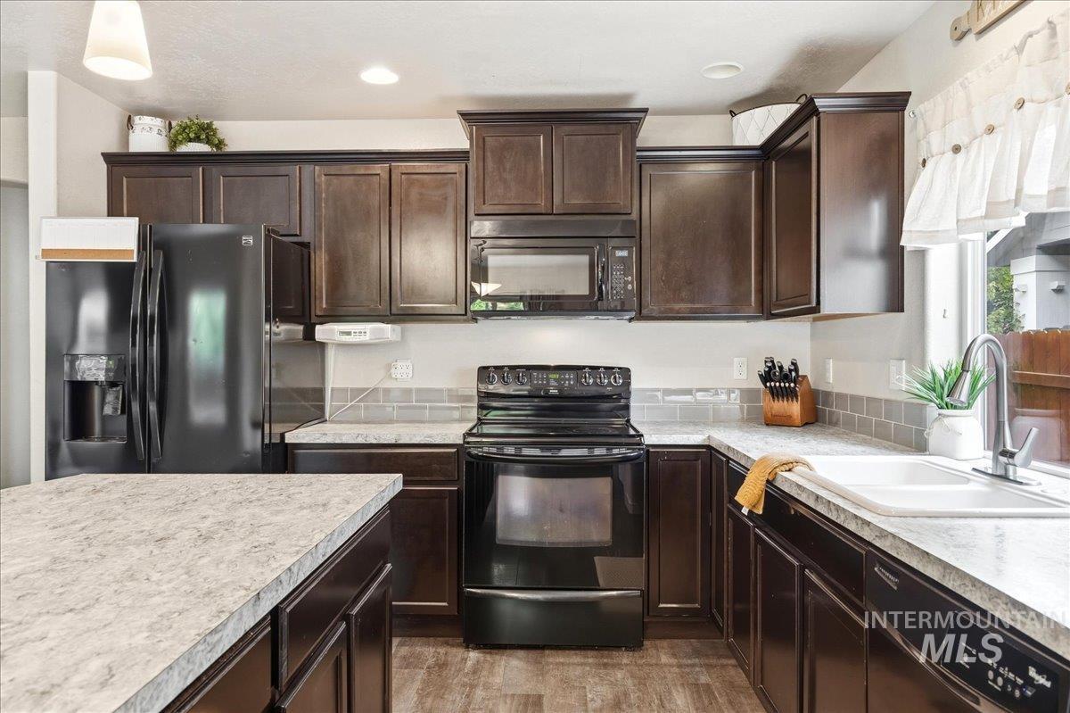 3828 S Barletta Way, Meridian, Idaho 83642, 4 Bedrooms, 2.5 Bathrooms, Residential For Sale, Price $555,000,MLS 98987888