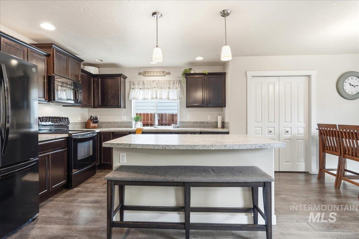 3828 S Barletta Way, Meridian, Idaho 83642, 4 Bedrooms, 2.5 Bathrooms, Residential For Sale, Price $555,000,MLS 98987888