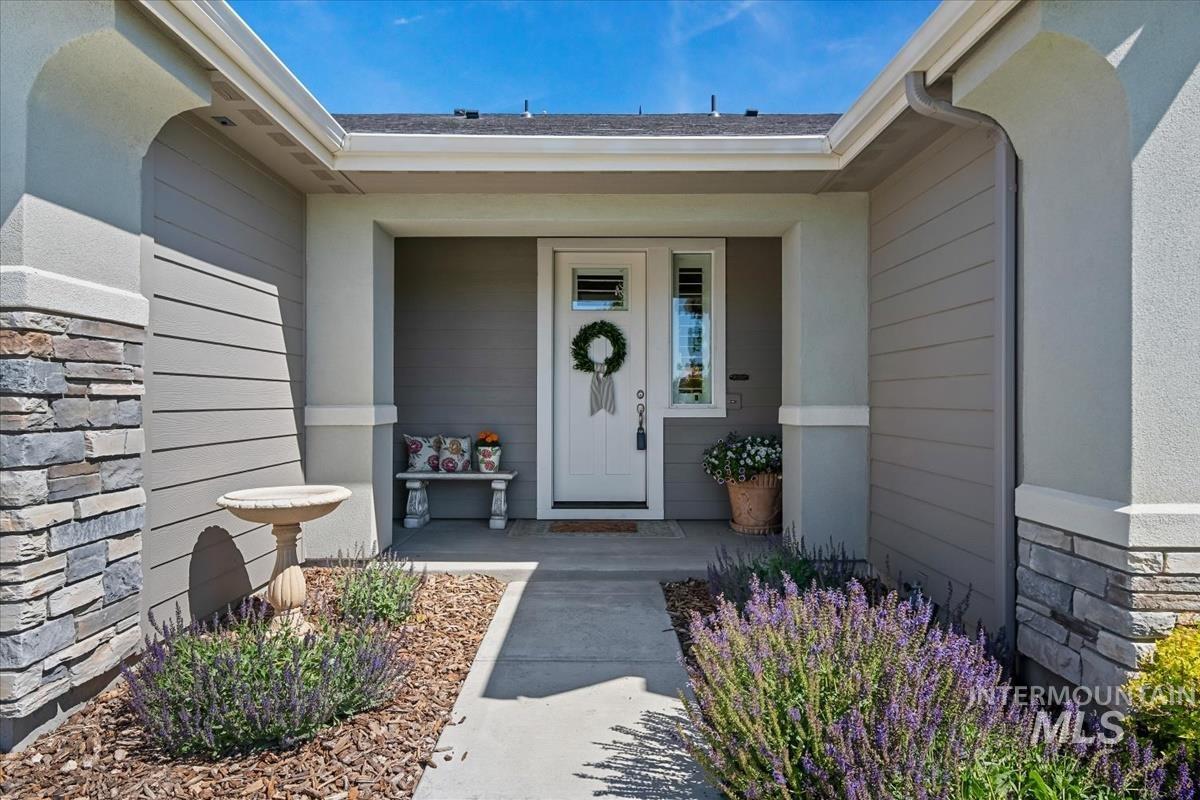 900 E Sweet Pearl, Kuna, Idaho 83634, 3 Bedrooms, 2.5 Bathrooms, Residential For Sale, Price $679,900, 98987902