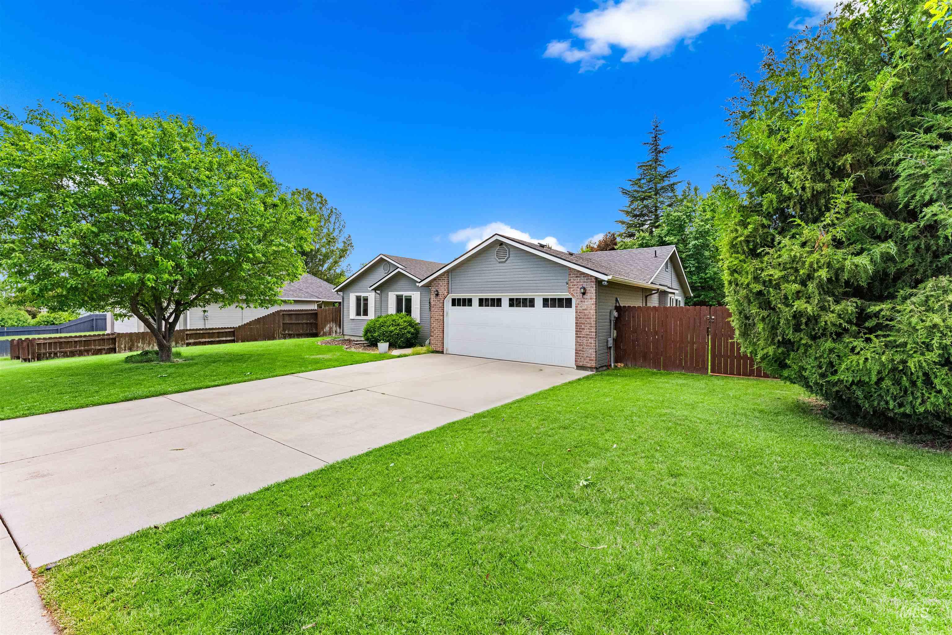 1653 N Eagle Creek Way, Eagle, Idaho 83616, 3 Bedrooms, 2 Bathrooms, Residential For Sale, Price $449,900,MLS 98987937