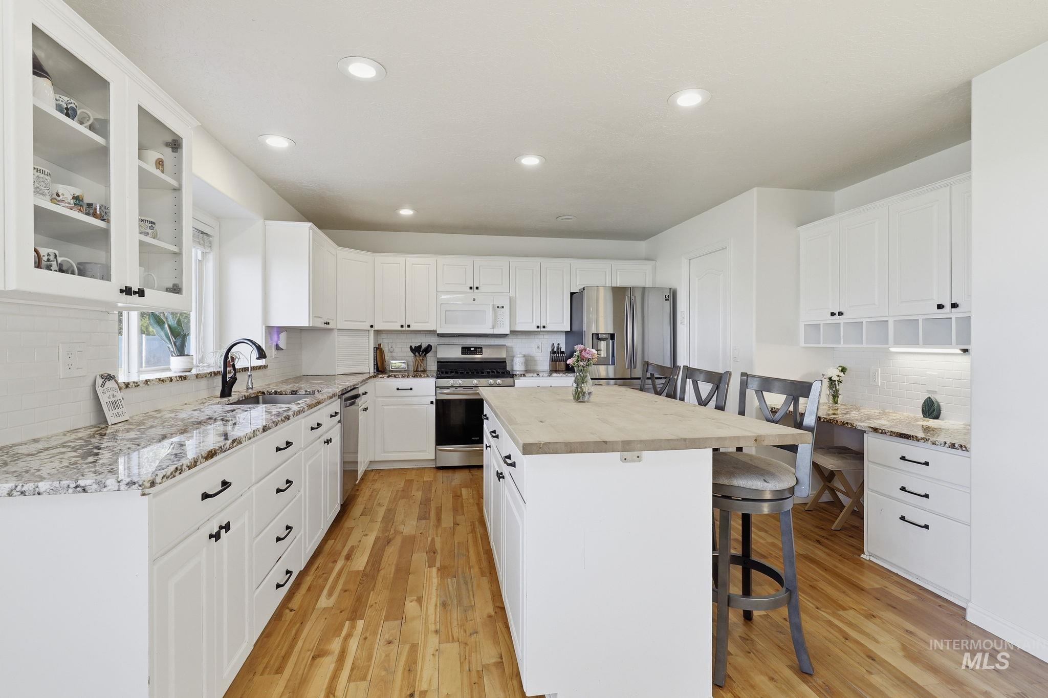 6185 N Serenity Lane, Meridian, Idaho 83646, 5 Bedrooms, 3.5 Bathrooms, Residential For Sale, Price $924,900, 98987946