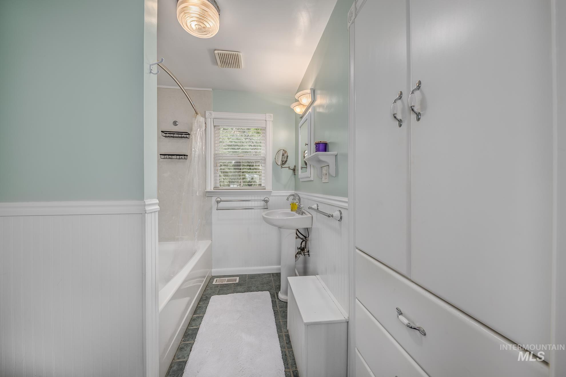 526 Clark St S, Vale, Oregon 97918, 4 Bedrooms, 1.5 Bathrooms, Residential For Sale, Price $319,000, 98987966