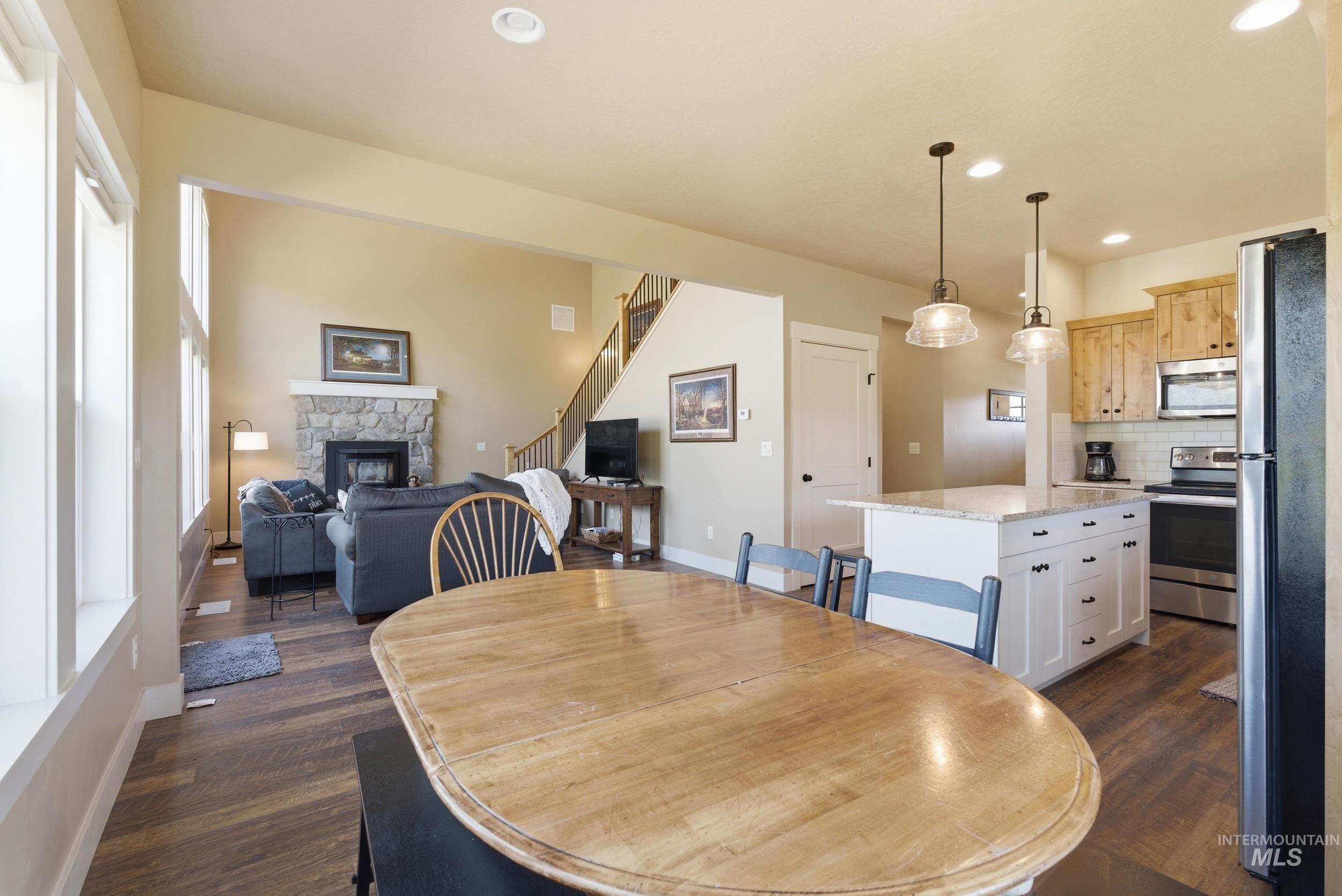 19 Southfork ln, Garden Valley, Idaho 83622, 3 Bedrooms, 2.5 Bathrooms, Residential For Sale, Price $598,700, 98988001