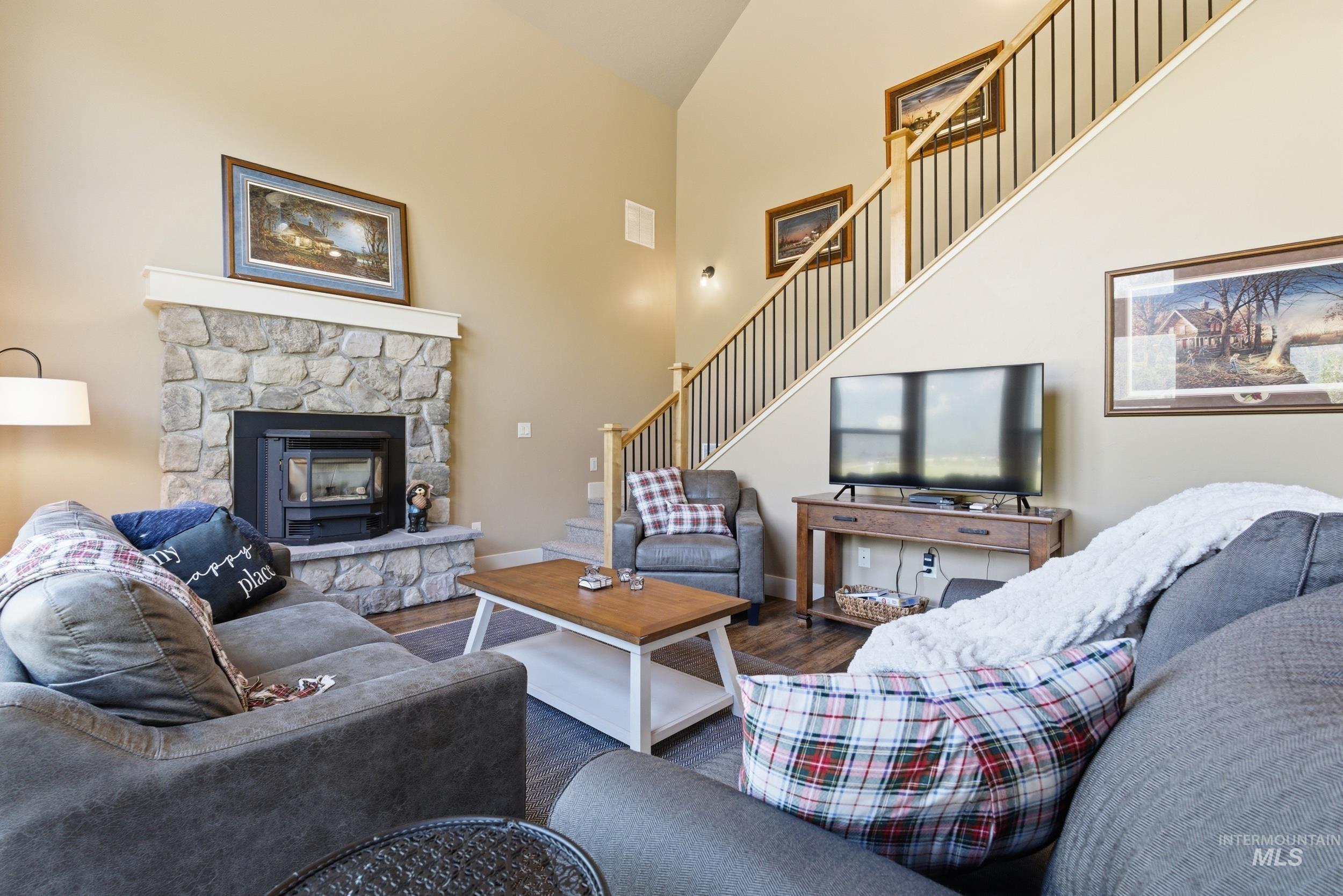 19 Southfork ln, Garden Valley, Idaho 83622, 3 Bedrooms, 2.5 Bathrooms, Residential For Sale, Price $598,700, 98988001
