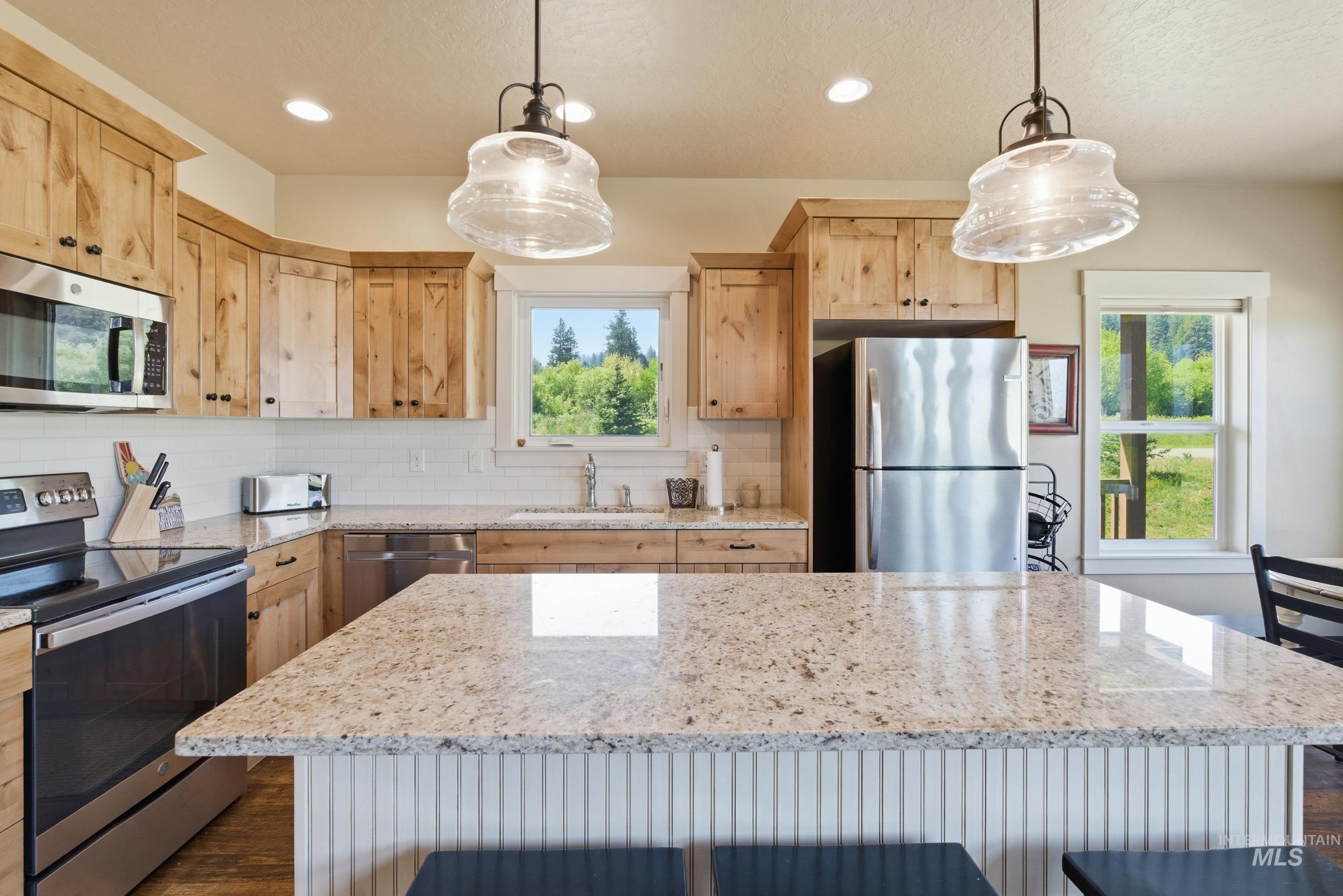 19 Southfork ln, Garden Valley, Idaho 83622, 3 Bedrooms, 2.5 Bathrooms, Residential For Sale, Price $598,700, 98988001