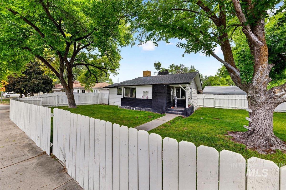 1220 E Amity Ave, Nampa, Idaho 83686, 5 Bedrooms, 2 Bathrooms, Residential For Sale, Price $479,999, 98988032