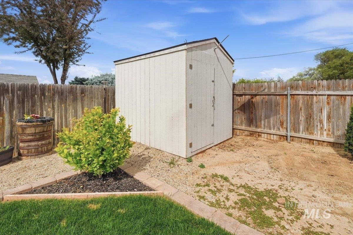 3304 S Holly St, Nampa, Idaho 83686, 3 Bedrooms, 2 Bathrooms, Residential For Sale, Price $379,000,MLS 98988059