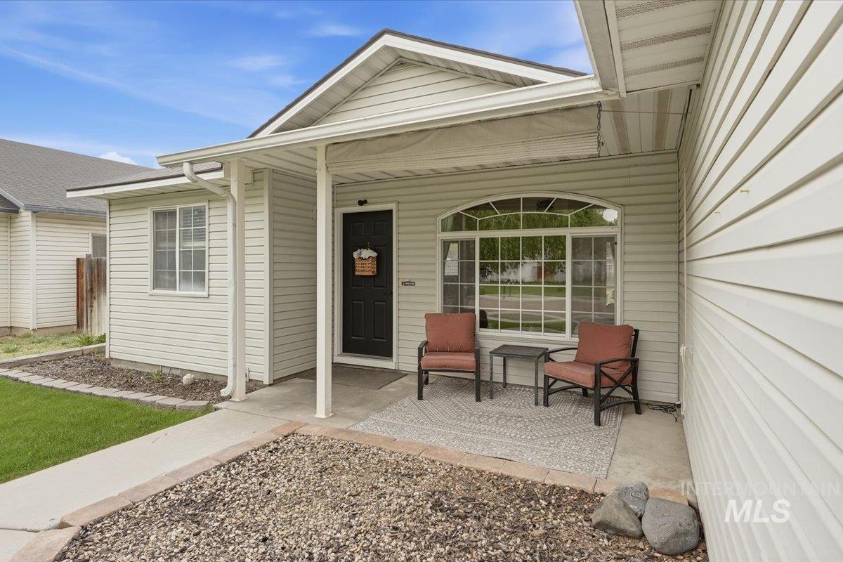 3304 S Holly St, Nampa, Idaho 83686, 3 Bedrooms, 2 Bathrooms, Residential For Sale, Price $379,000,MLS 98988059