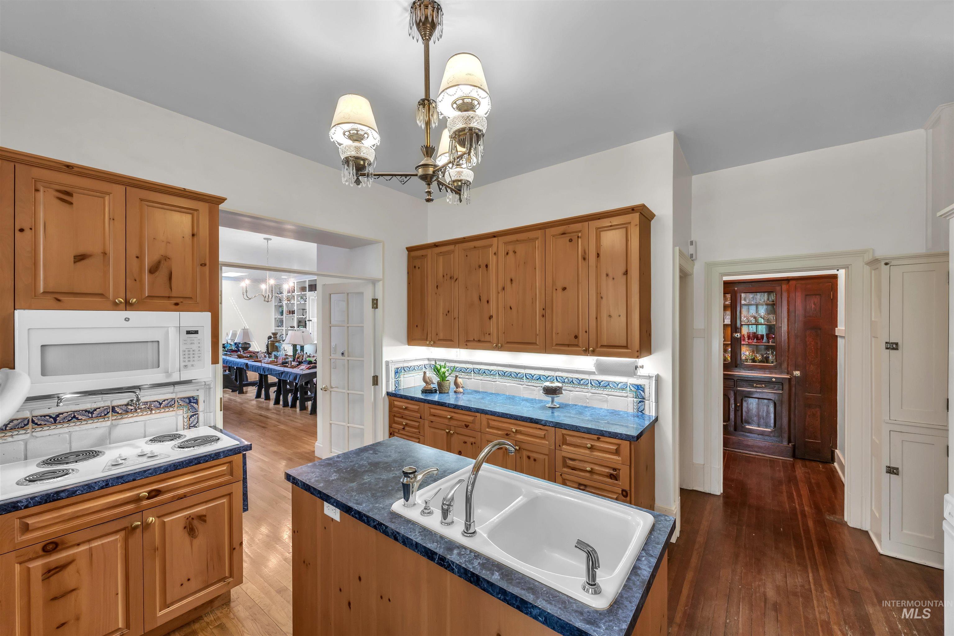 121 W Main St, Boise, Idaho 83702-7261, 7 Bedrooms, 4 Bathrooms, Residential For Sale, Price $999,000, 98988063