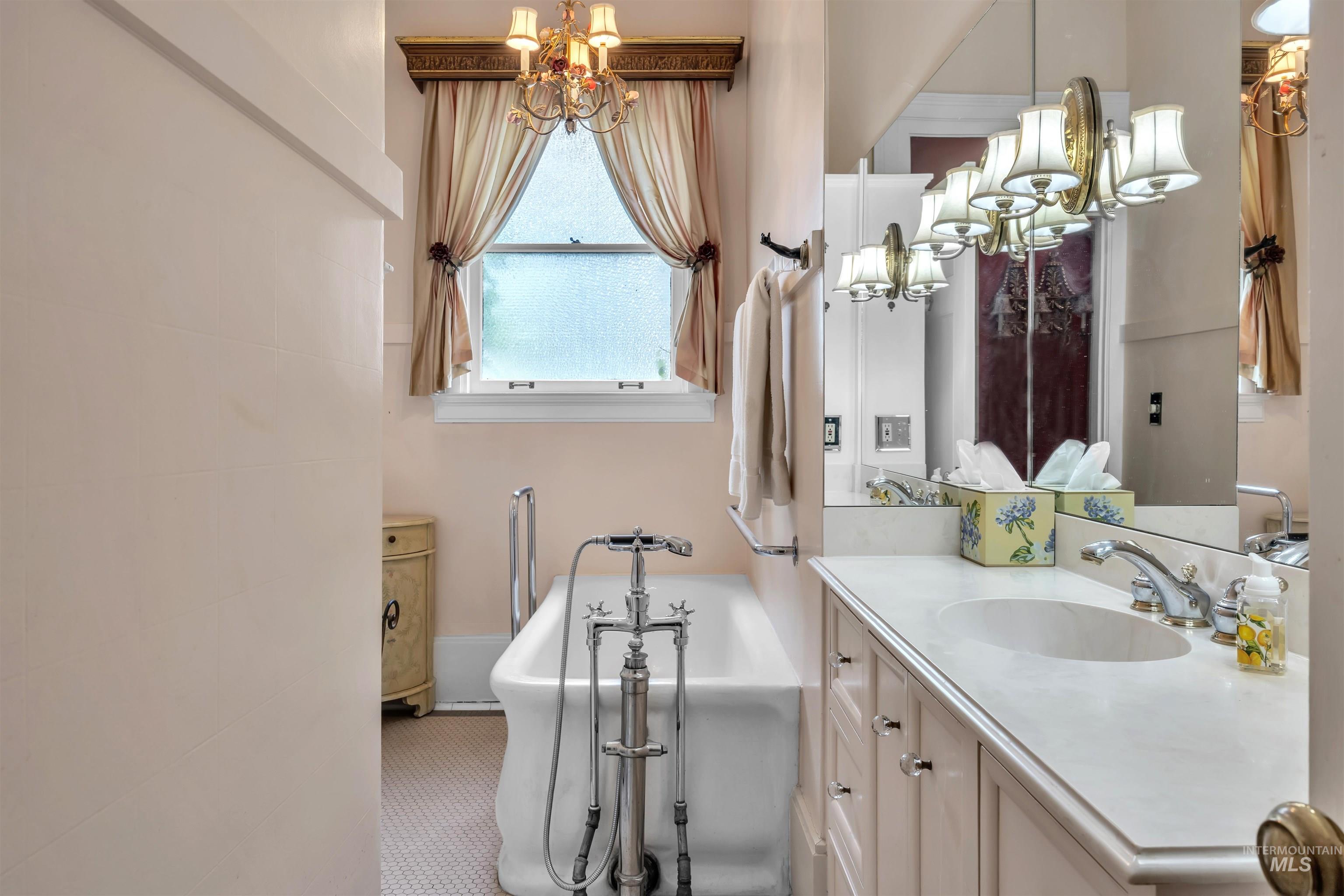 121 W Main St, Boise, Idaho 83702-7261, 7 Bedrooms, 4 Bathrooms, Residential For Sale, Price $999,000, 98988063