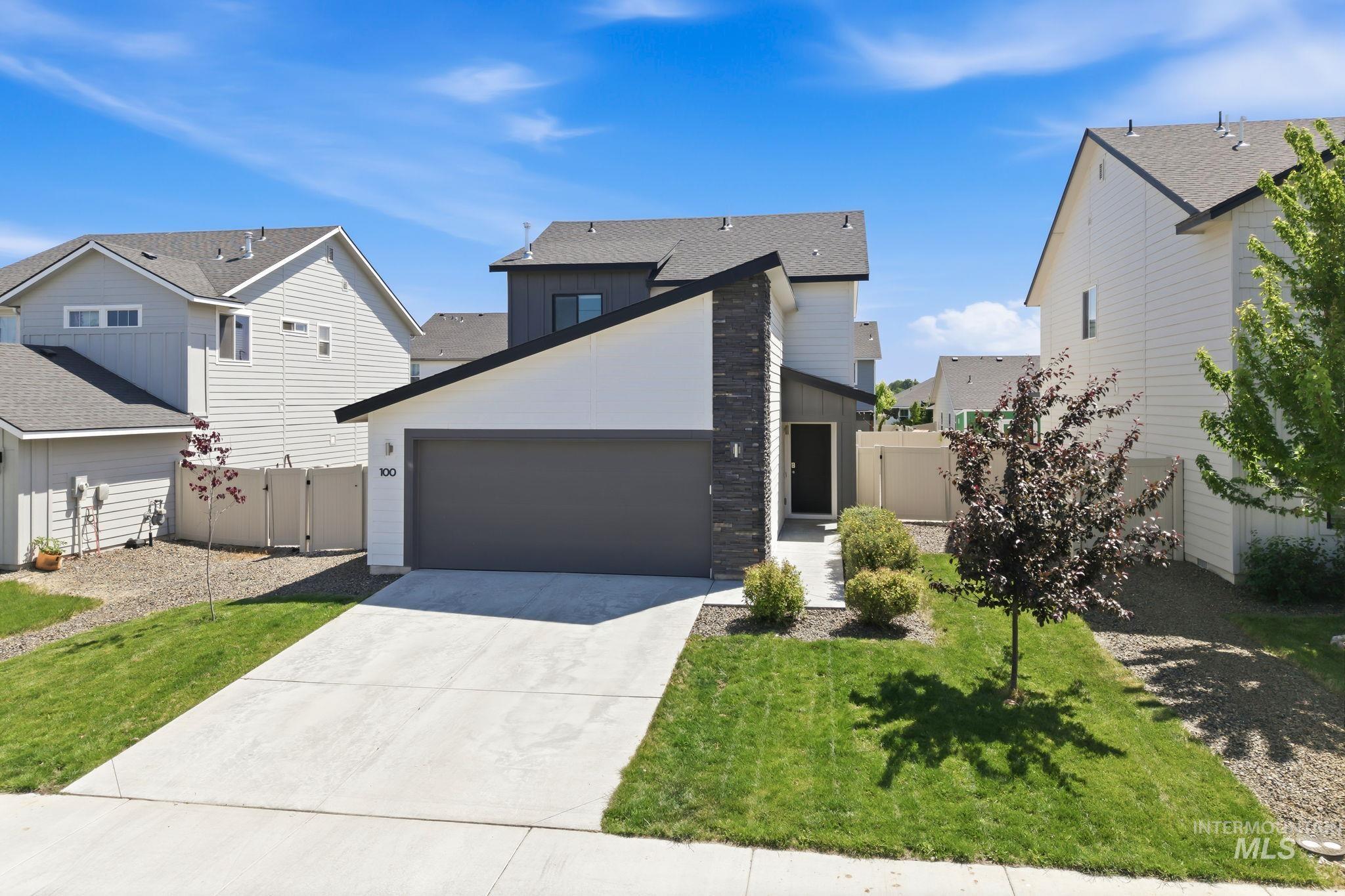 100 N Meadowsweet Avenue, Kuna, Idaho 83634, 3 Bedrooms, 2.5 Bathrooms, Residential For Sale, Price $389,900,MLS 98988069