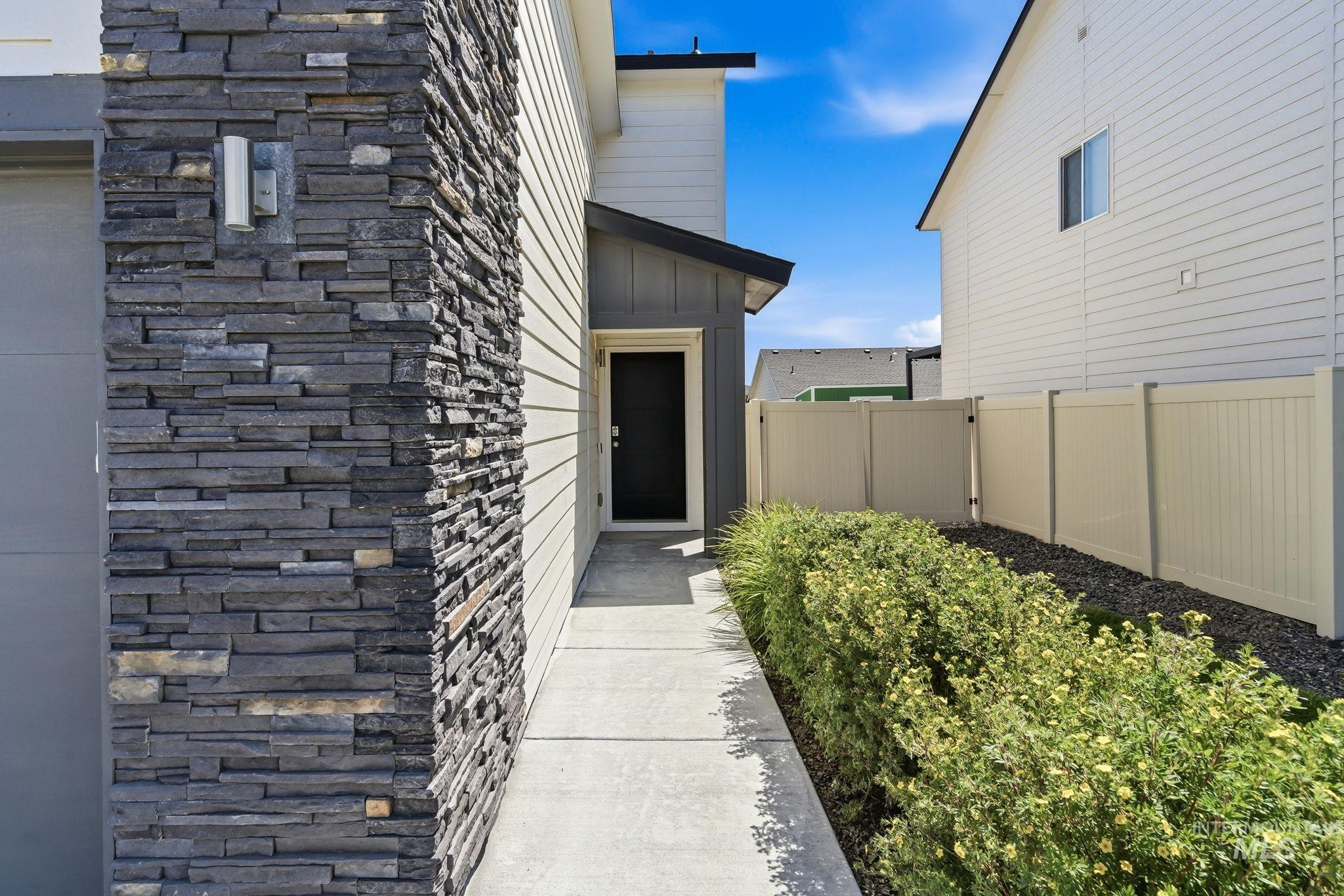 100 N Meadowsweet Avenue, Kuna, Idaho 83634, 3 Bedrooms, 2.5 Bathrooms, Residential For Sale, Price $389,900,MLS 98988069