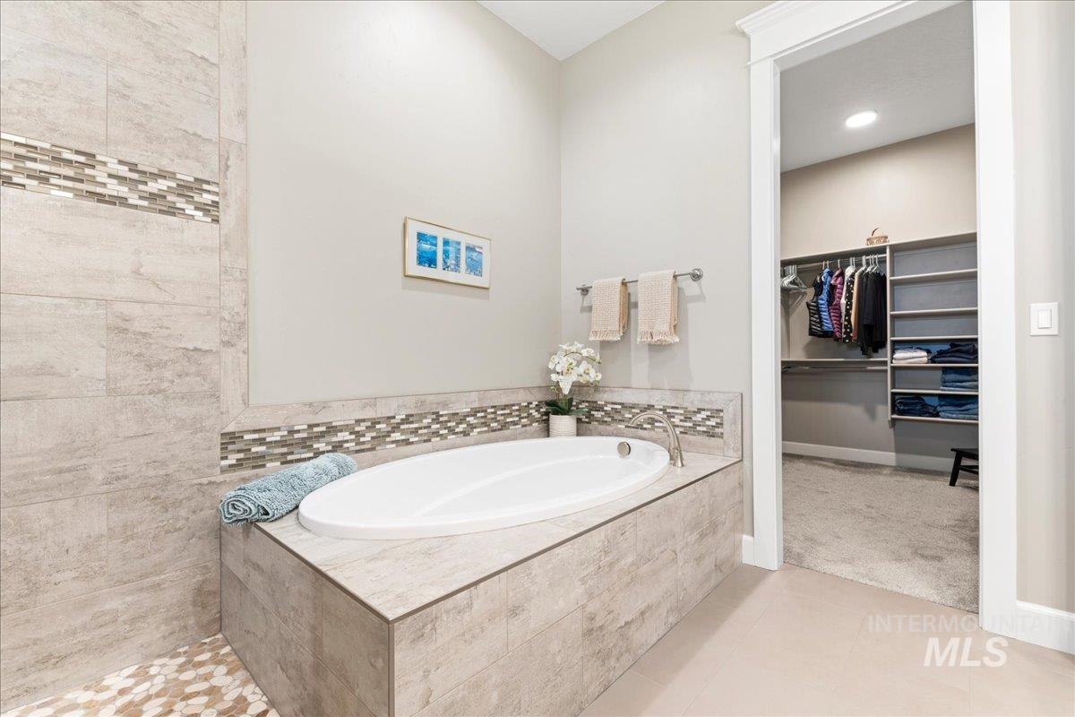 22206 Aura Vista Way, Caldwell, Idaho 83607, 4 Bedrooms, 2.5 Bathrooms, Residential For Sale, Price $1,020,000, 98988104