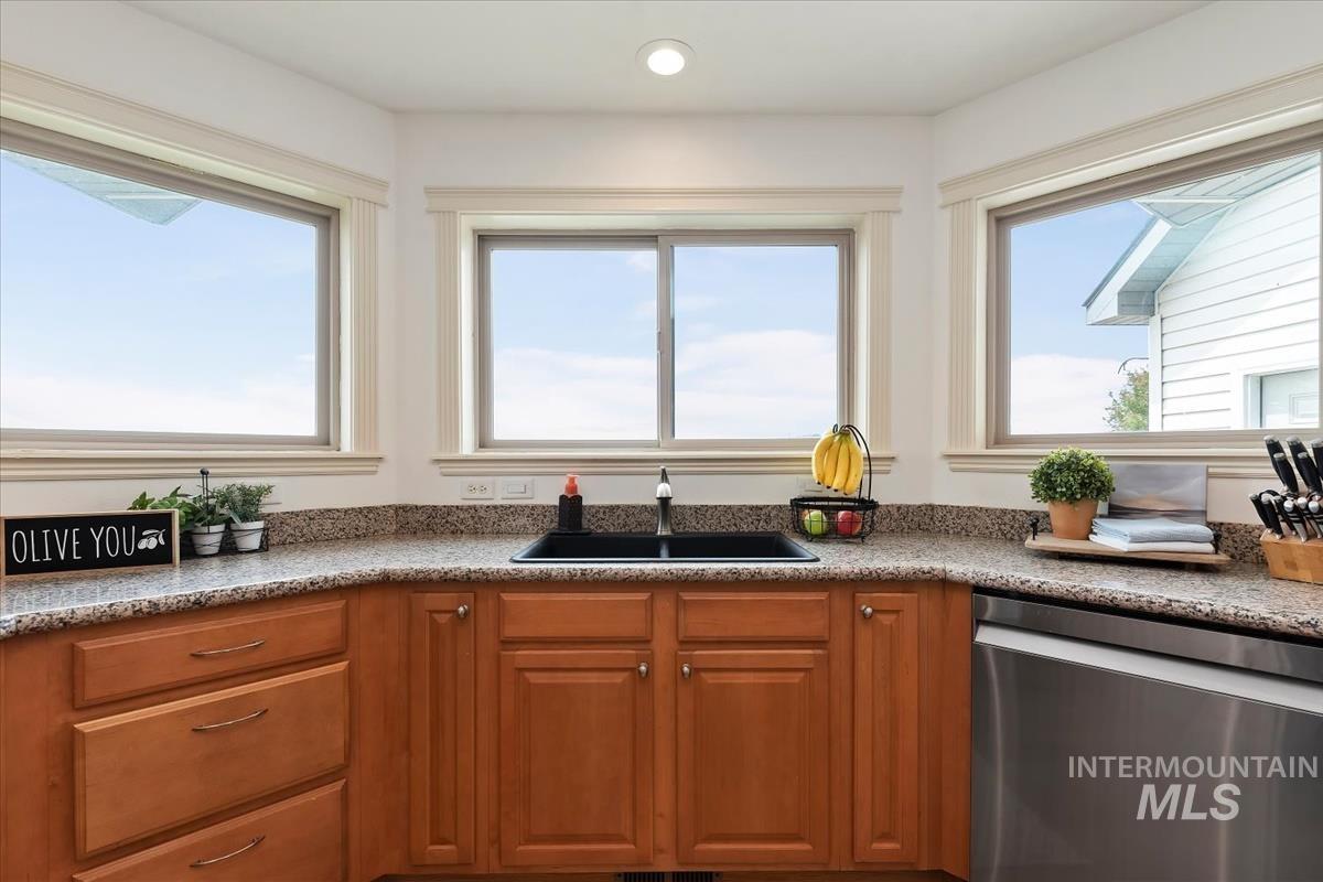 5915 SW Ashley Ct., Mountain Home, Idaho 83647, 3 Bedrooms, 3 Bathrooms, Residential For Sale, Price $699,900,MLS 98988105
