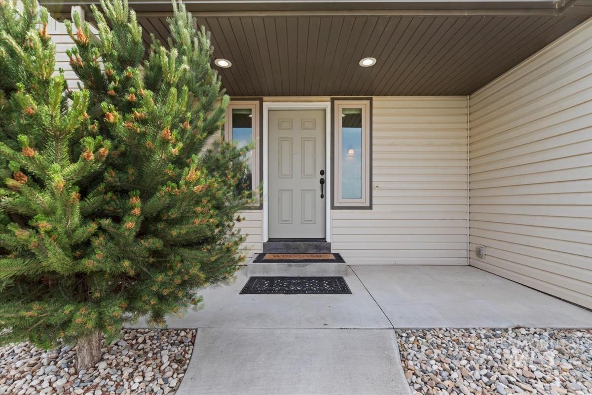 5915 SW Ashley Ct., Mountain Home, Idaho 83647, 3 Bedrooms, 3 Bathrooms, Residential For Sale, Price $699,900,MLS 98988105