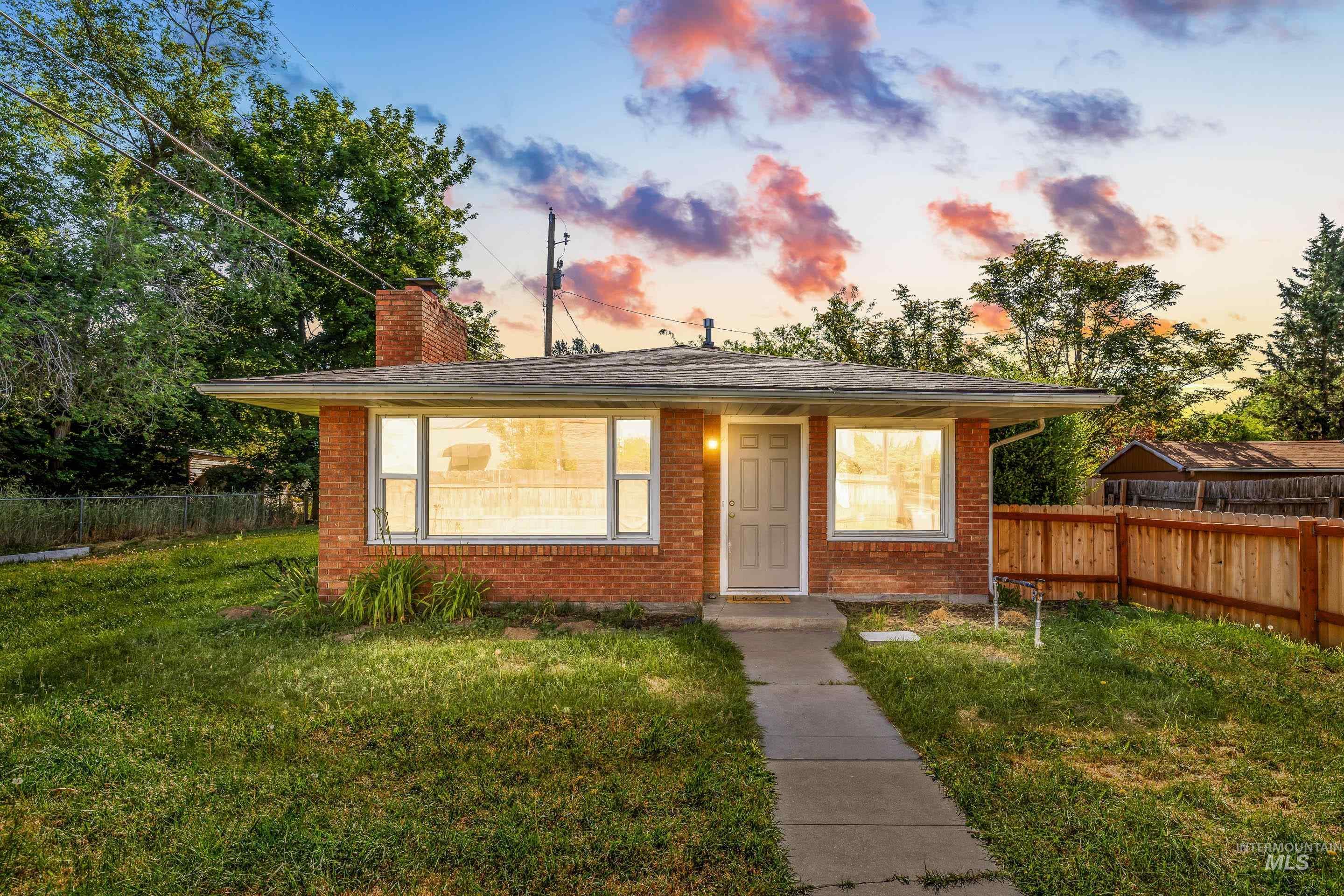 1118 S Robert St, Boise, Idaho 83705, 2 Bedrooms, 1 Bathroom, Residential For Sale, Price $399,900,MLS 98988111