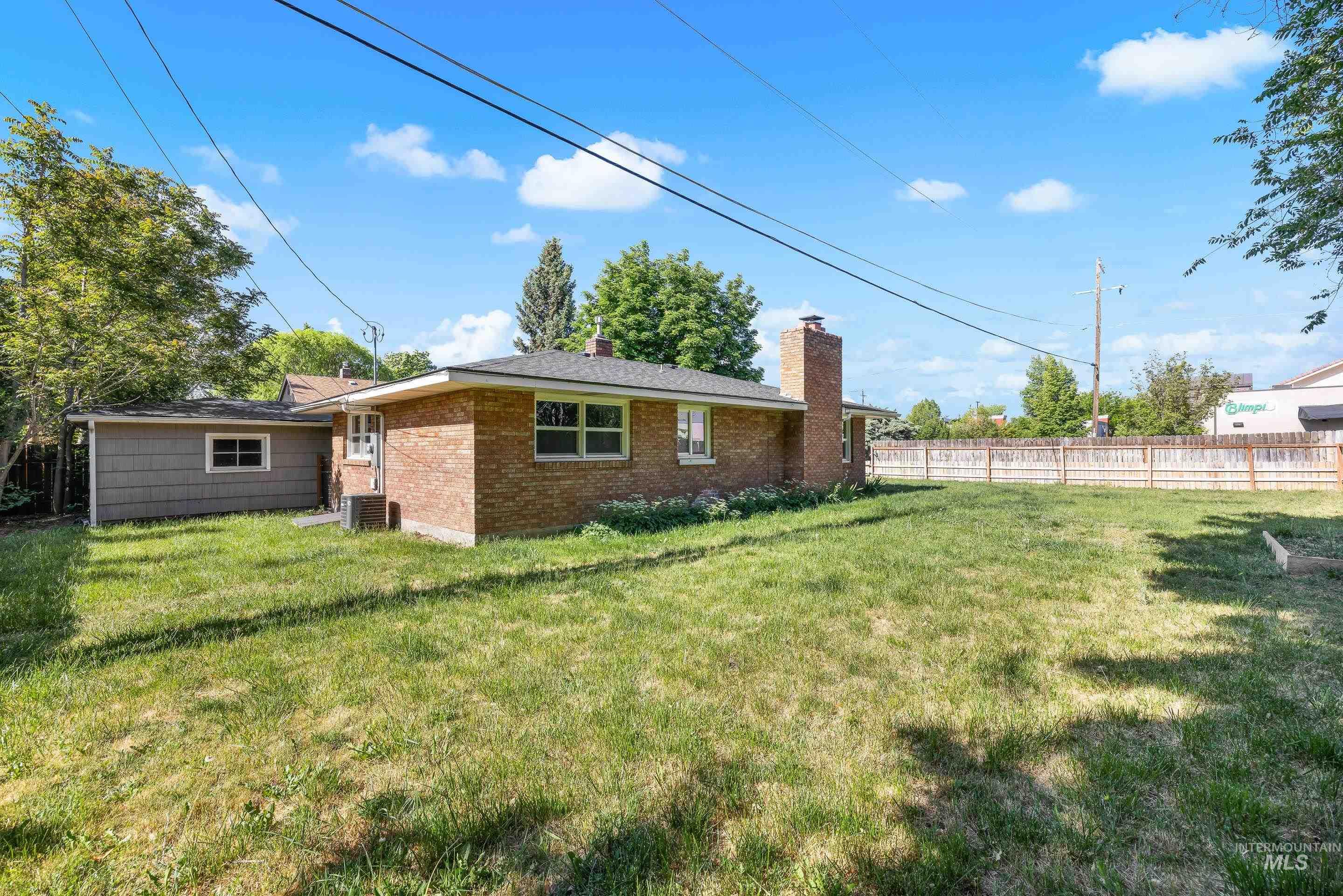 1118 S Robert St, Boise, Idaho 83705, 2 Bedrooms, 1 Bathroom, Residential For Sale, Price $399,900,MLS 98988111