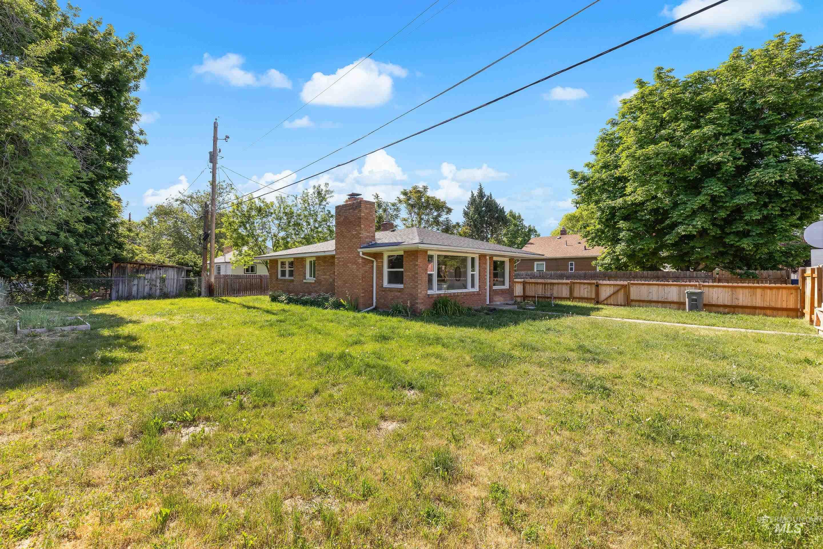 1118 S Robert St, Boise, Idaho 83705, 2 Bedrooms, 1 Bathroom, Residential For Sale, Price $399,900,MLS 98988111