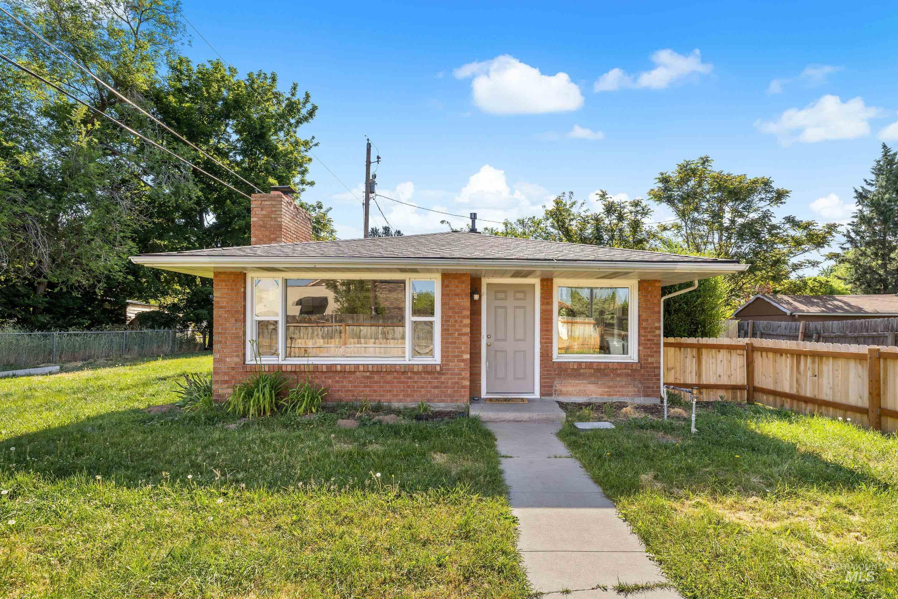 1118 S Robert St, Boise, Idaho 83705, 2 Bedrooms, 1 Bathroom, Residential For Sale, Price $399,900,MLS 98988111