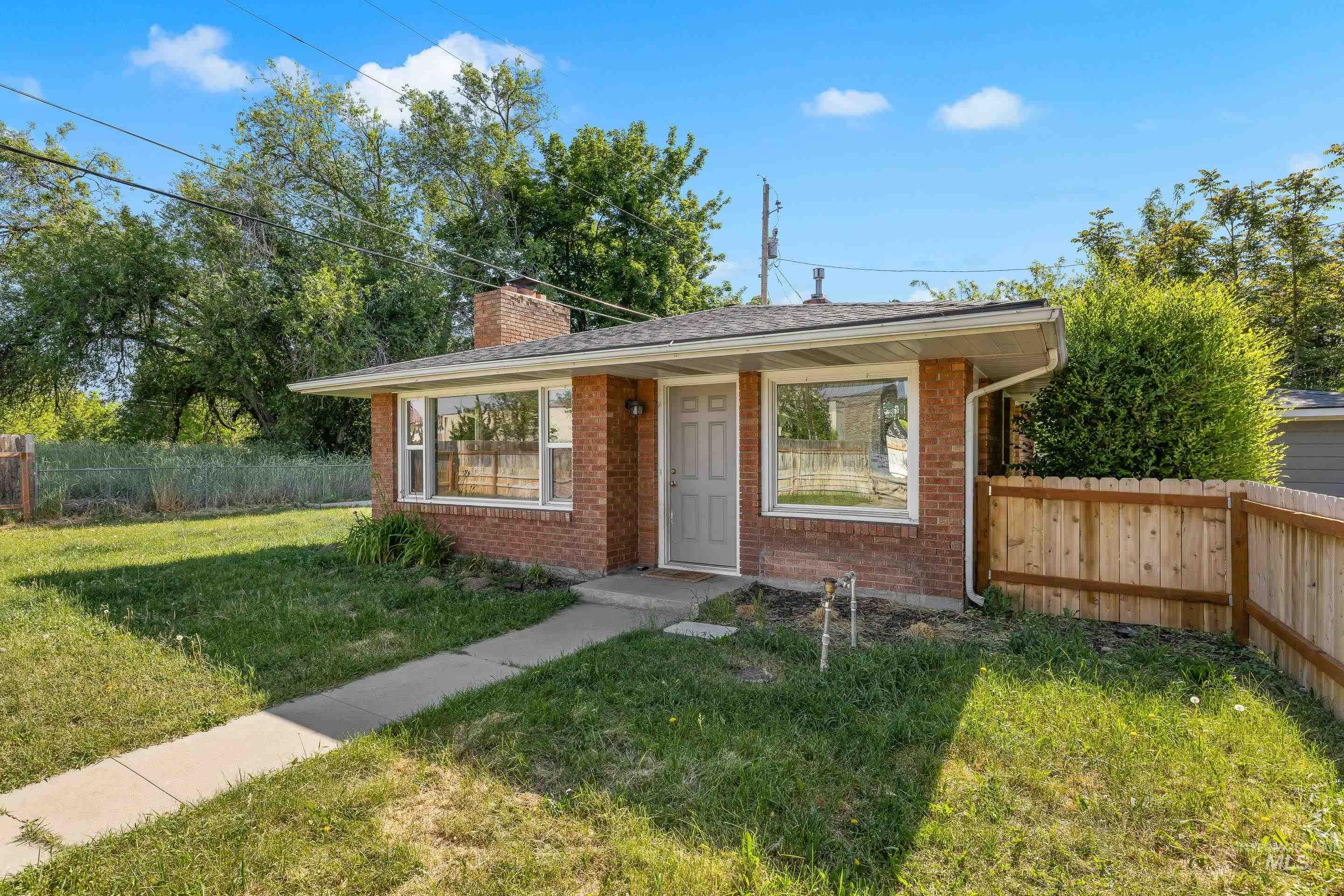 1118 S Robert St, Boise, Idaho 83705, 2 Bedrooms, 1 Bathroom, Residential For Sale, Price $399,900,MLS 98988111