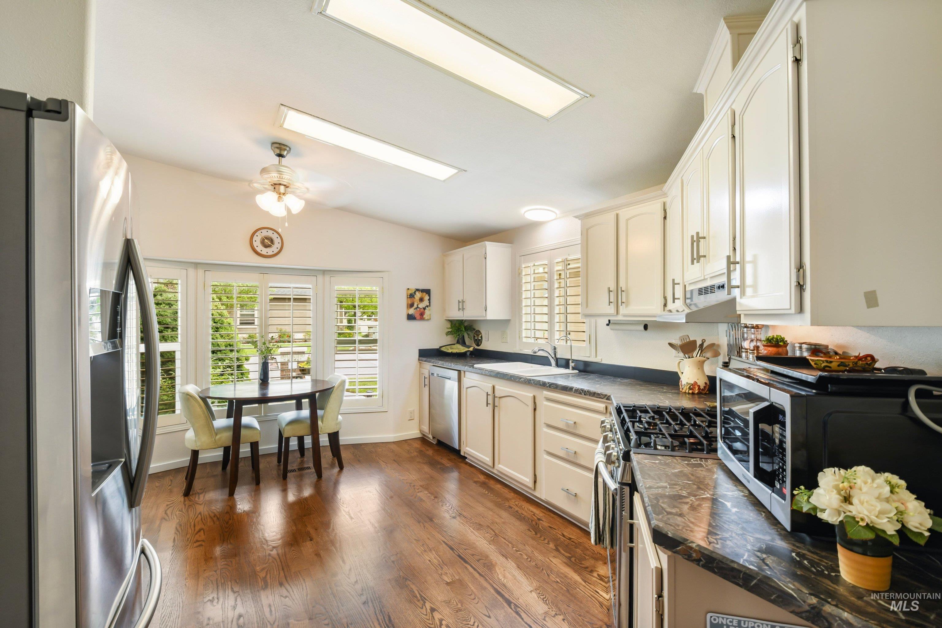 421 S Curtis Rd #202, Boise, Idaho 83705, 2 Bedrooms, 2 Bathrooms, Residential For Sale, Price $237,500, 98988118