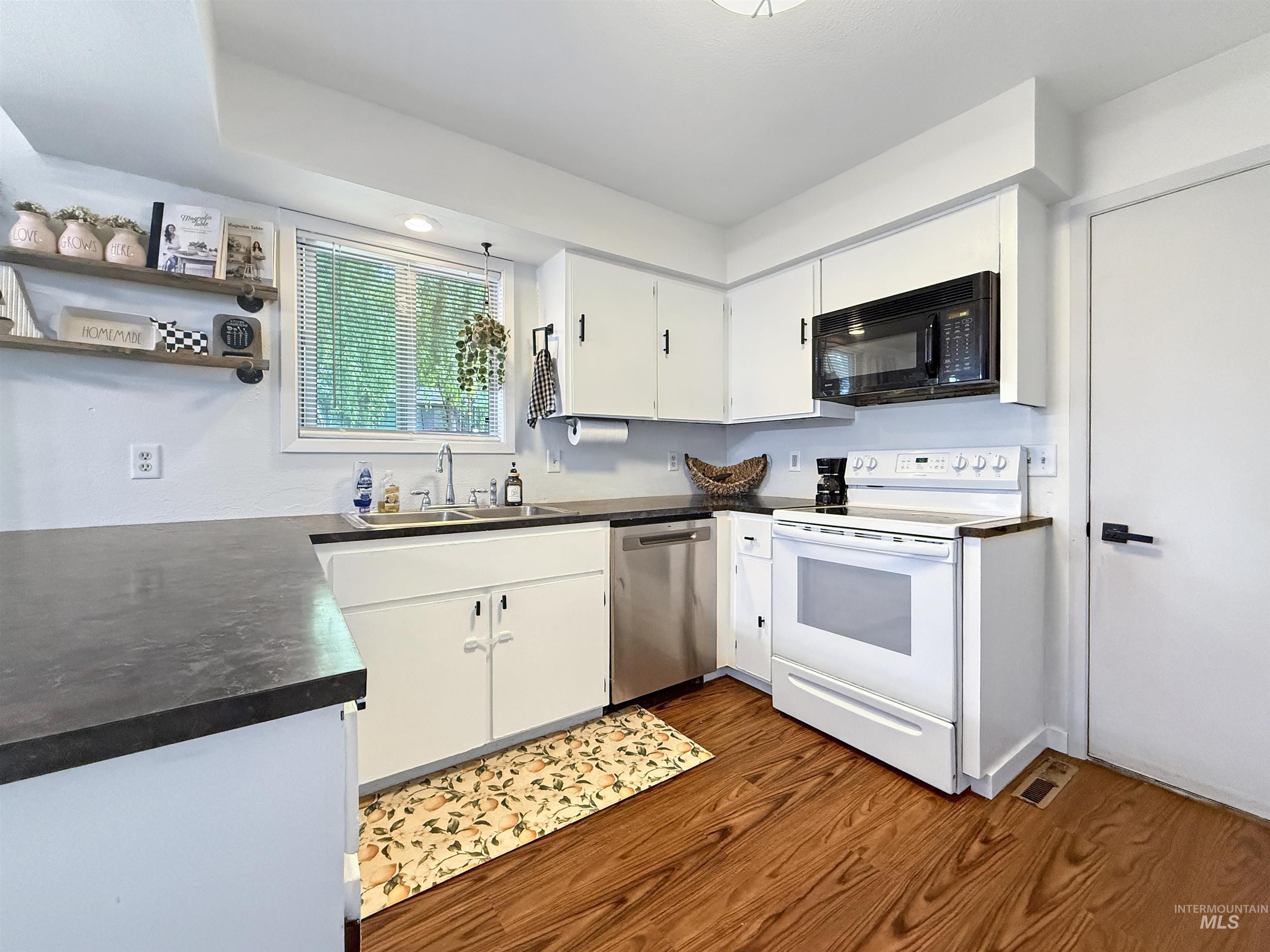1007 Cedar Ave., Moscow, Idaho 83843, 4 Bedrooms, 2 Bathrooms, Residential For Sale, Price $449,000,MLS 98988131