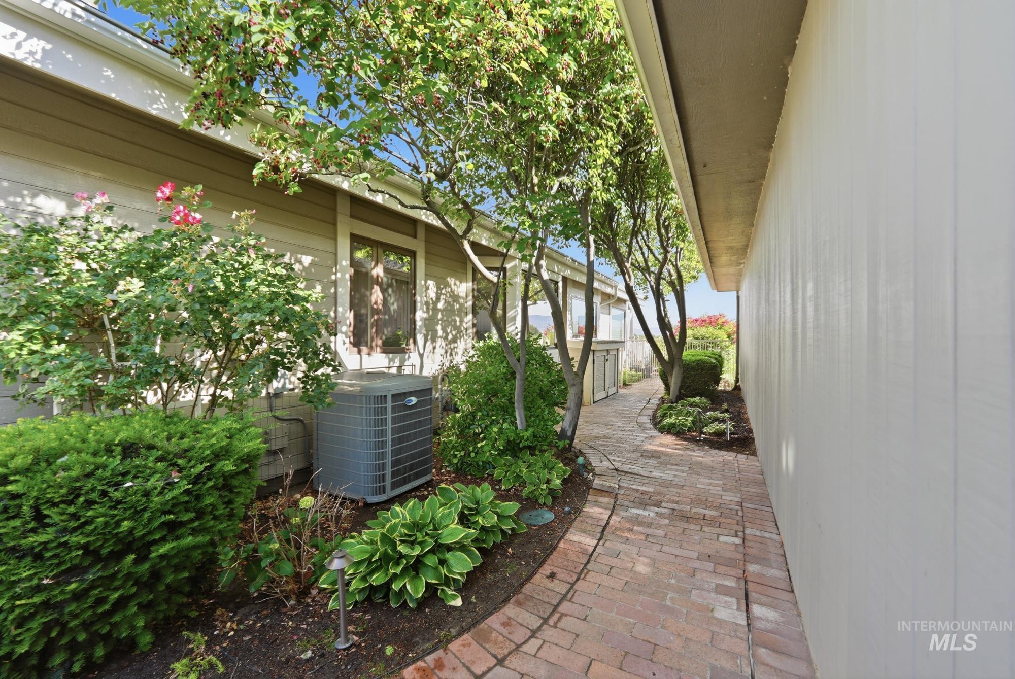 3172 Hillcrest ln, Boise, Idaho 83705, 3 Bedrooms, 2 Bathrooms, Residential For Sale, Price $869,900, 98988145
