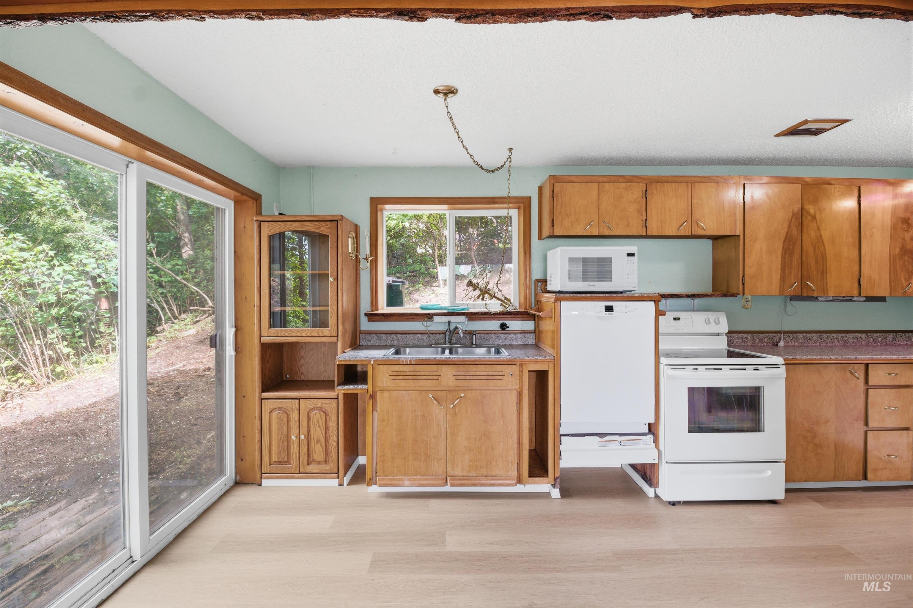 416 N Van Buren, Moscow, Idaho 83843, 2 Bedrooms, 1 Bathroom, Residential Income For Sale, Price $415,000,MLS 98988152