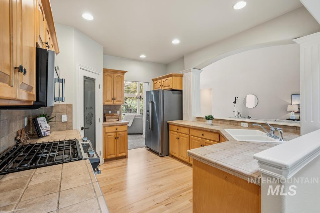 576 E Riverchase way, Eagle, Idaho 83616, 3 Bedrooms, 2.5 Bathrooms, Residential For Sale, Price $869,000, 98988209