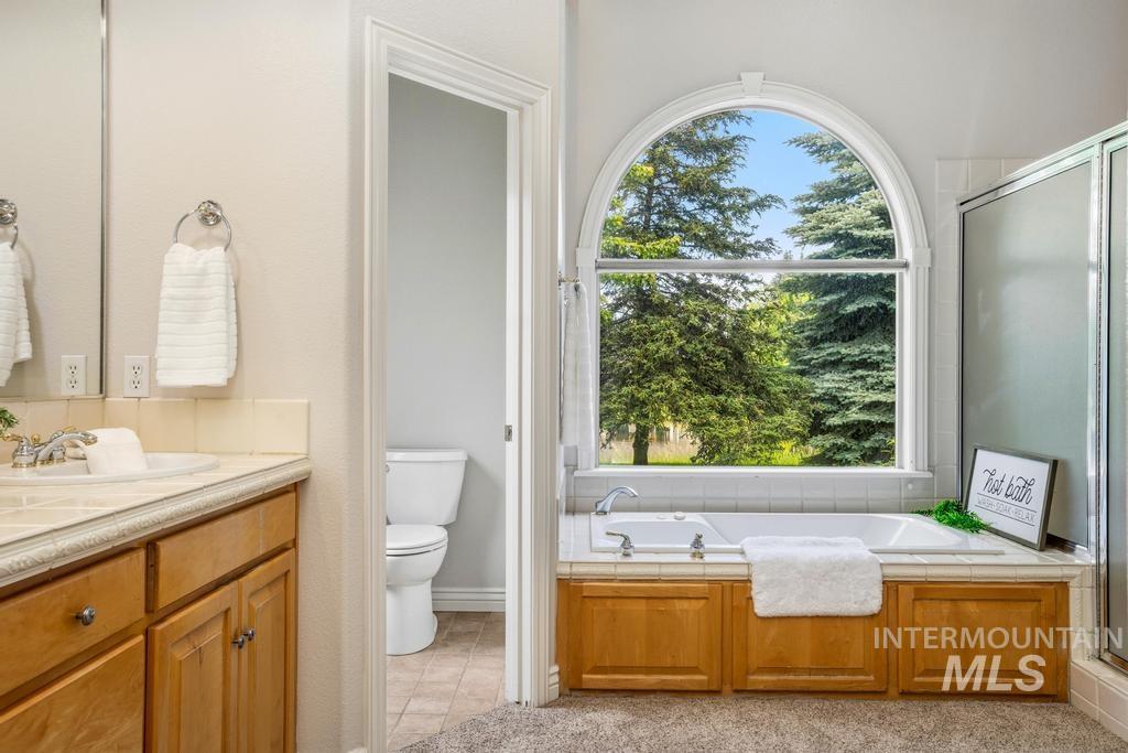 576 E Riverchase way, Eagle, Idaho 83616, 3 Bedrooms, 2.5 Bathrooms, Residential For Sale, Price $869,000, 98988209