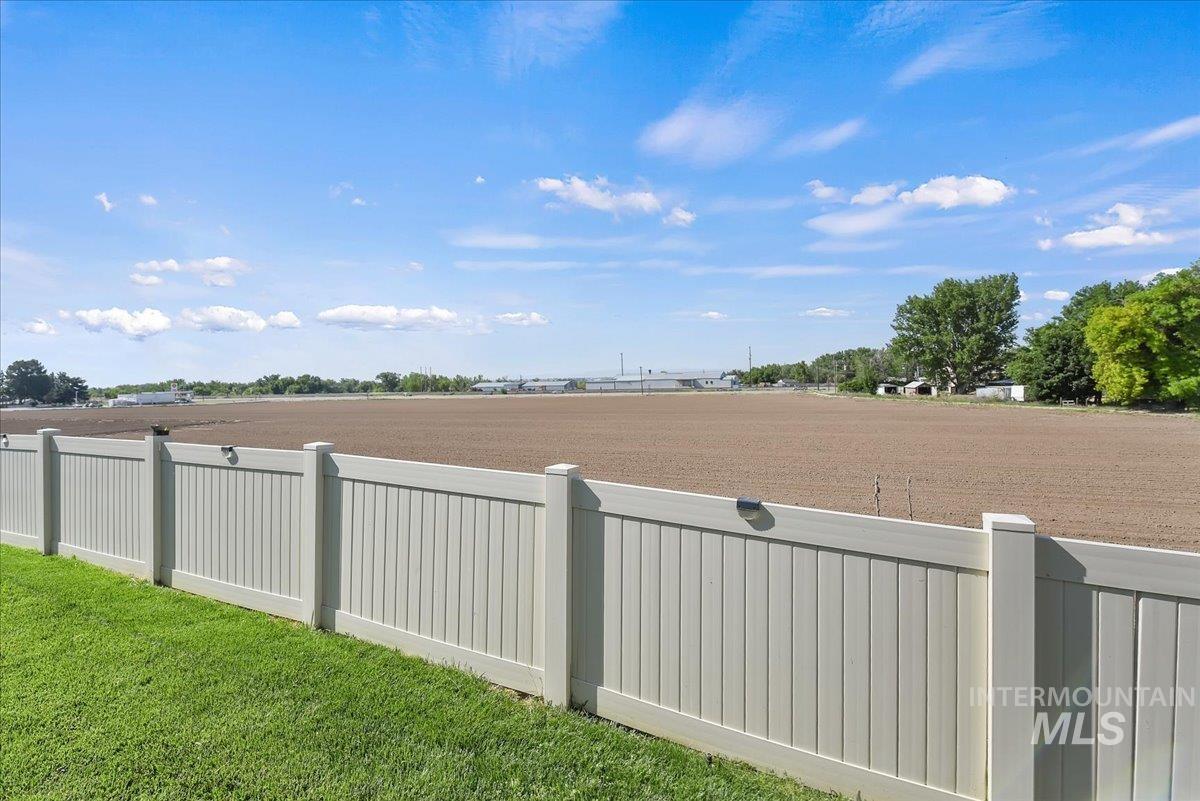 20145 Kremmwood Dr., Notus, Idaho 83656, 3 Bedrooms, 2 Bathrooms, Residential For Sale, Price $389,900, 98988226