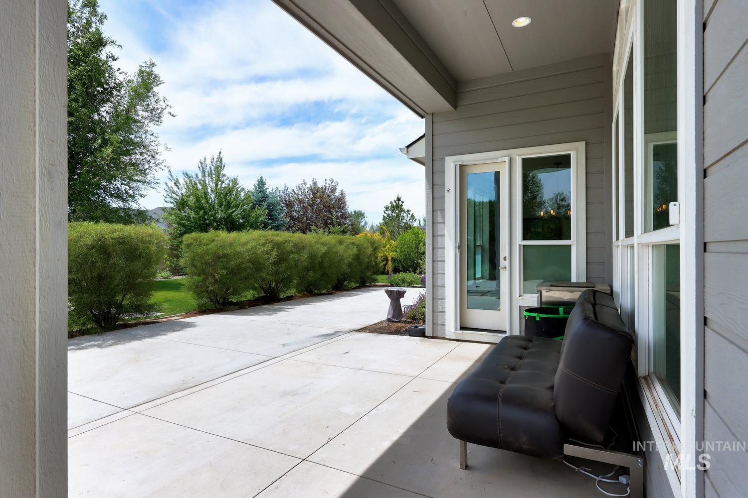 6239 W Frisby, Eagle, Idaho 83616-0000, 4 Bedrooms, 2.5 Bathrooms, Residential For Sale, Price $879,000,MLS 98988236