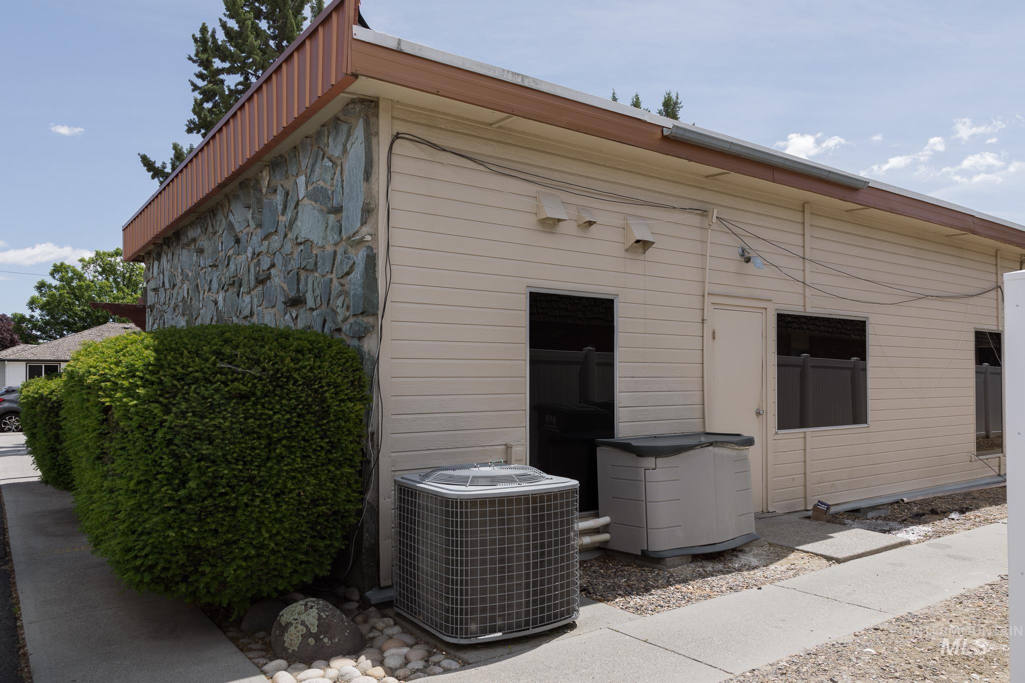 475 SW 12th St, Ontario, Oregon 97914, 6 Rooms, Business/Commercial For Sale, Price $350,000, 98988238
