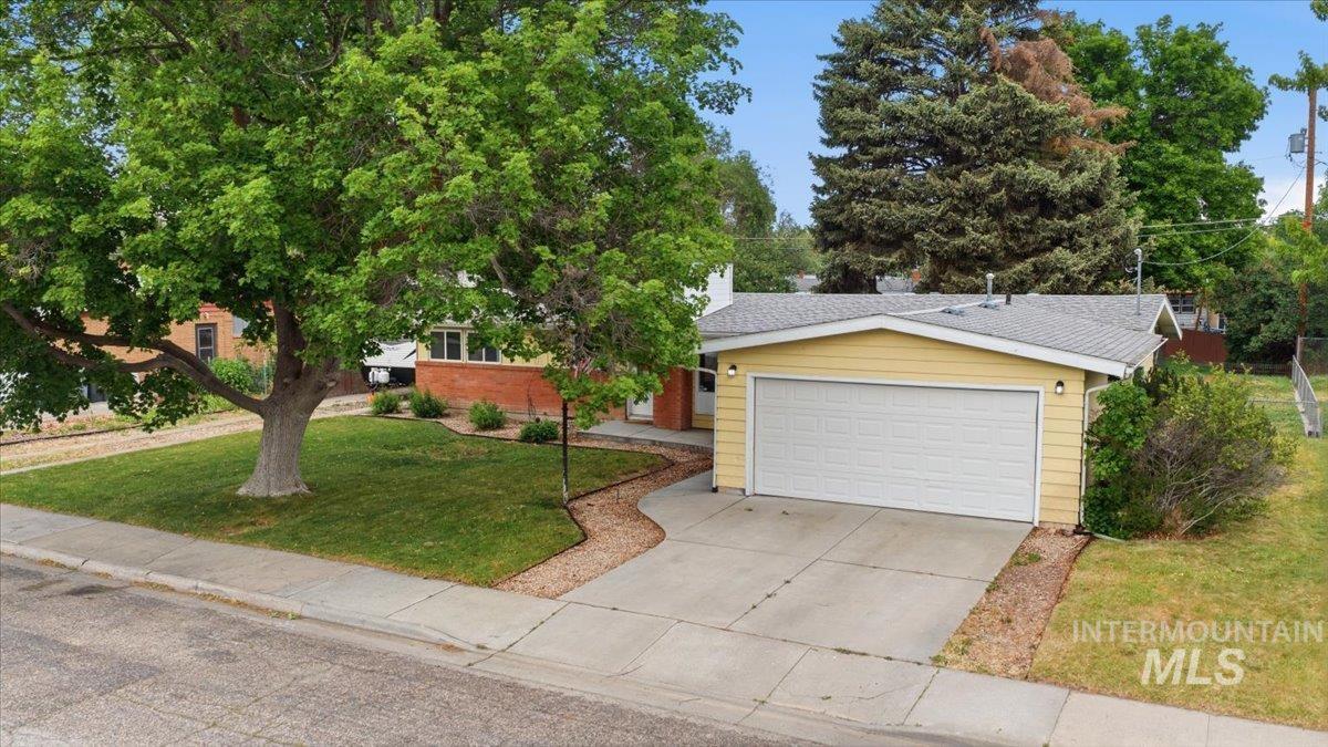 1130 N 8th E, Mountain Home, Idaho 83647, 3 Bedrooms, 2.5 Bathrooms, Residential For Sale, Price $340,000, 98988245