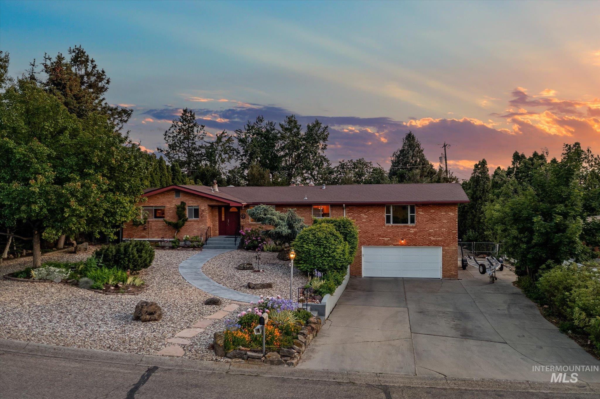 2745 E Starlington Dr, Boise, Idaho 83712, 4 Bedrooms, 3 Bathrooms, Residential For Sale, Price $869,900, 98988260