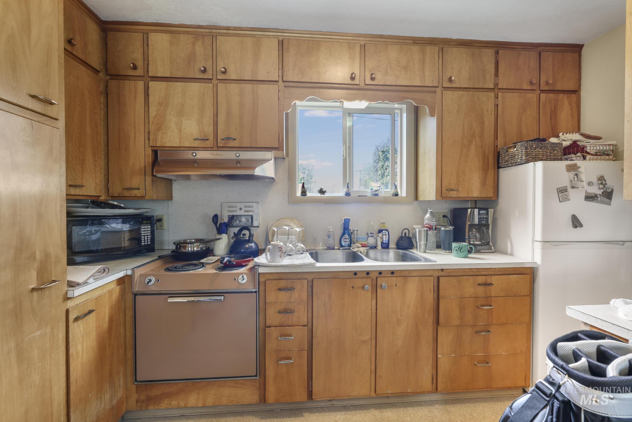 305 Colorado St, Gooding, Idaho 83330-1039, 2 Bedrooms, 1 Bathroom, Residential Income For Sale, Price $329,900, 98988261