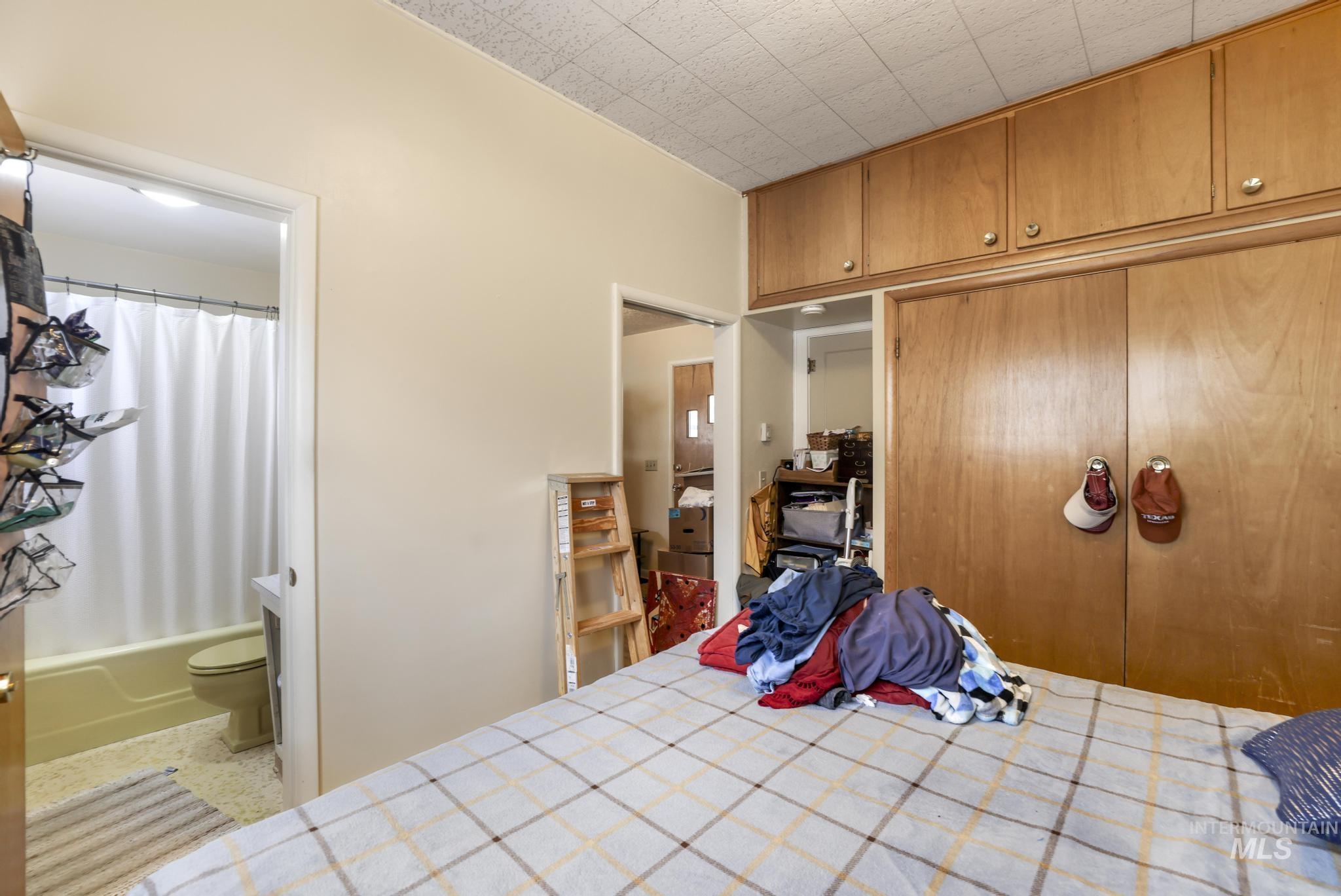 305 Colorado St, Gooding, Idaho 83330-1039, 2 Bedrooms, 1 Bathroom, Residential Income For Sale, Price $329,900,MLS 98988261