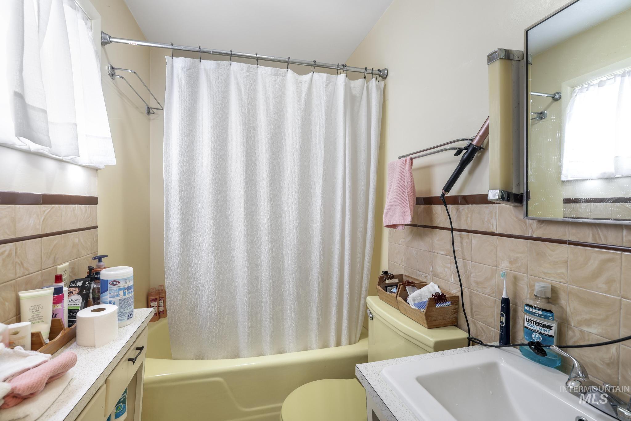 305 Colorado St, Gooding, Idaho 83330-1039, 2 Bedrooms, 1 Bathroom, Residential Income For Sale, Price $329,900, 98988261