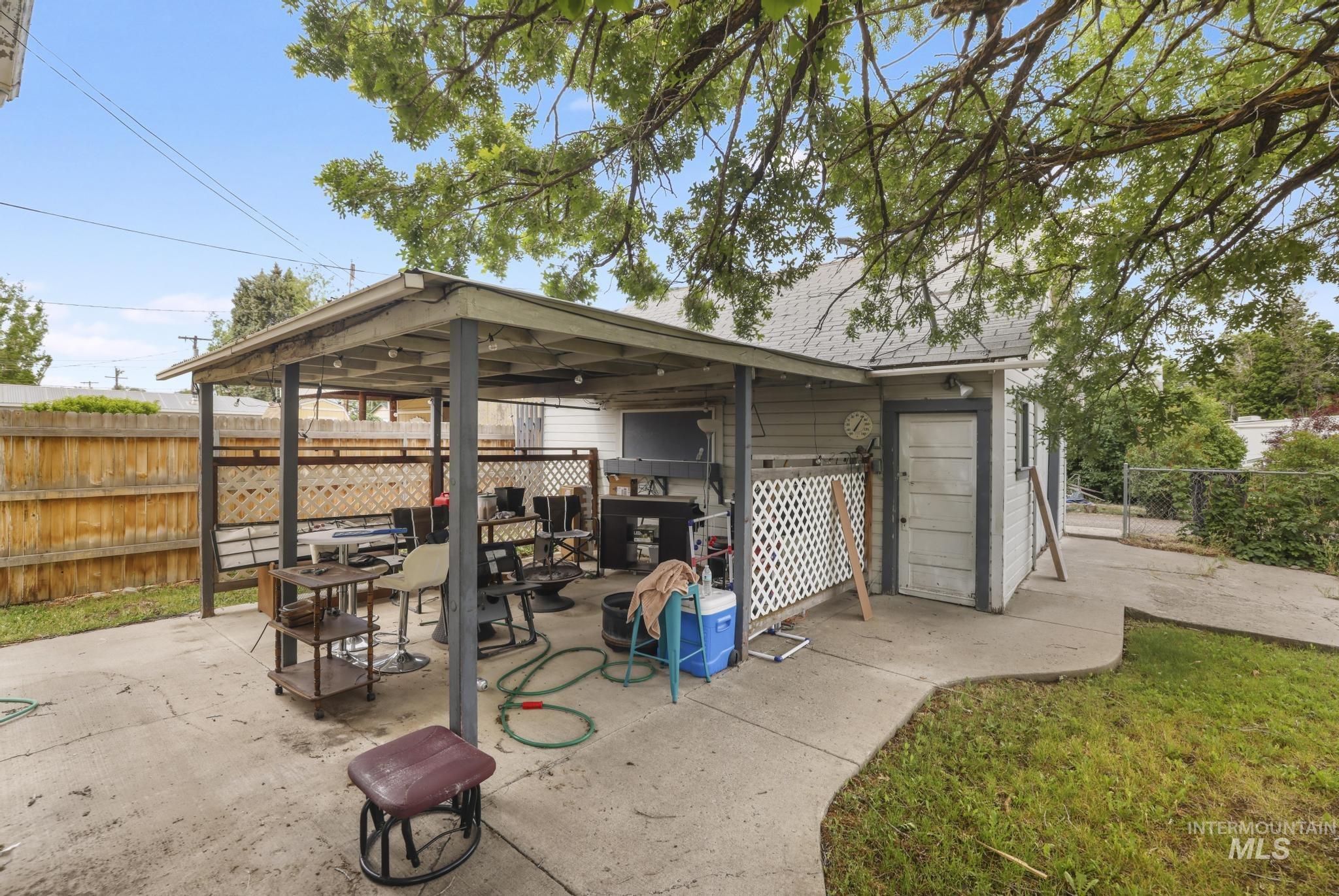 305 Colorado St, Gooding, Idaho 83330-1039, 2 Bedrooms, 1 Bathroom, Residential Income For Sale, Price $329,900,MLS 98988261