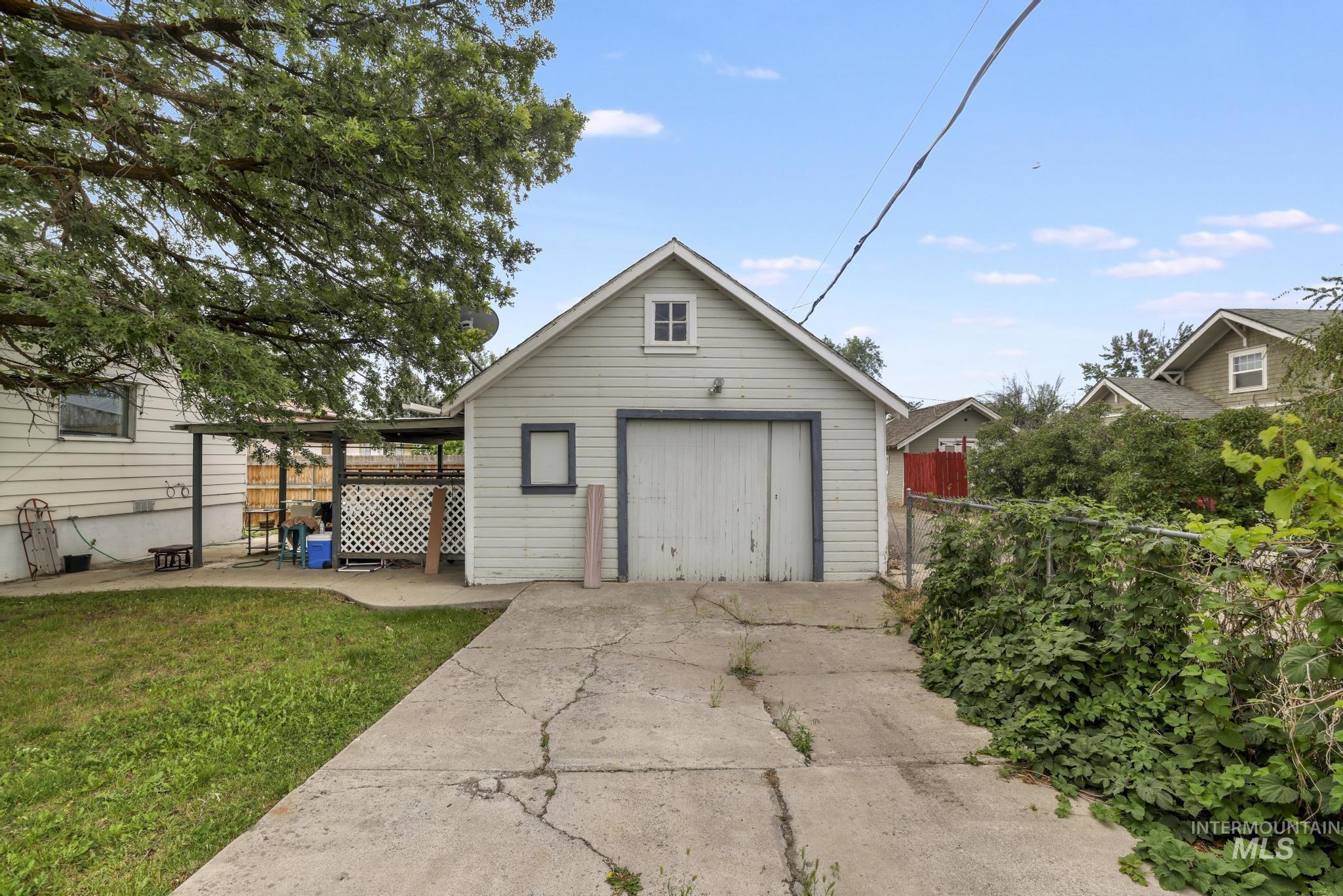 305 Colorado St, Gooding, Idaho 83330-1039, 2 Bedrooms, 1 Bathroom, Residential Income For Sale, Price $329,900, 98988261