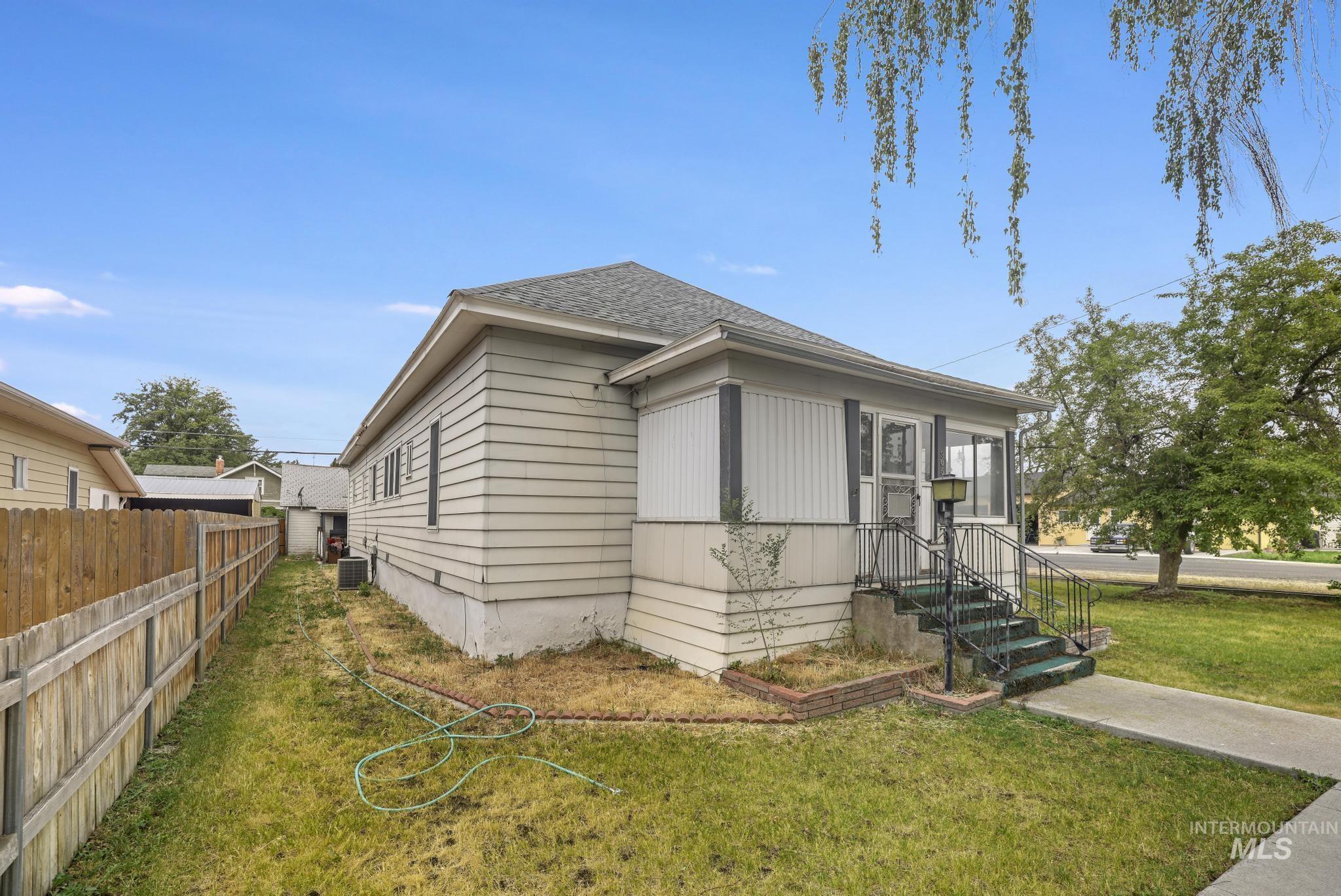 305 Colorado St, Gooding, Idaho 83330-1039, 2 Bedrooms, 1 Bathroom, Residential Income For Sale, Price $329,900,MLS 98988261