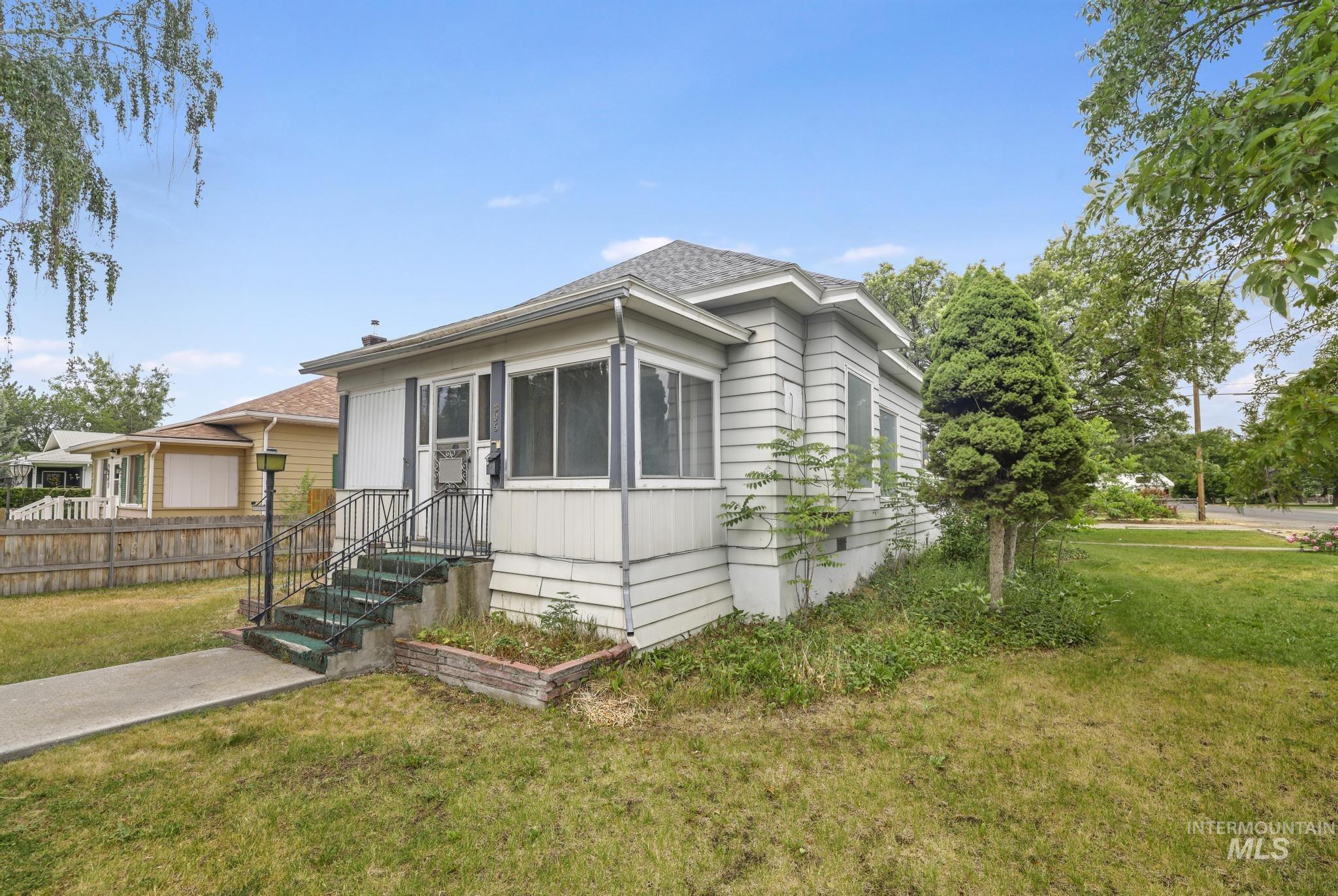 305 Colorado St, Gooding, Idaho 83330-1039, 2 Bedrooms, 1 Bathroom, Residential Income For Sale, Price $329,900,MLS 98988261