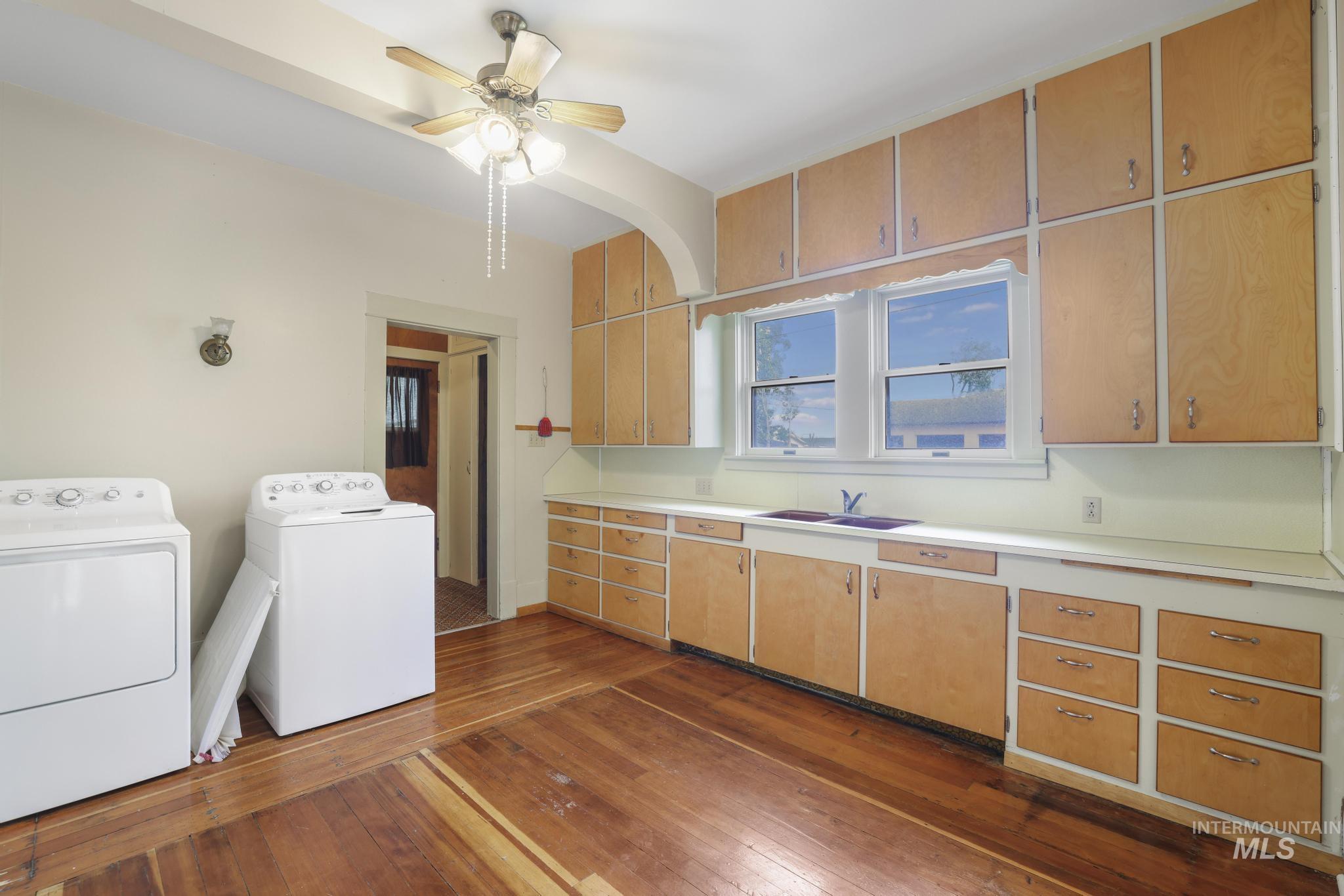 305 Colorado St, Gooding, Idaho 83330-1039, 2 Bedrooms, 1 Bathroom, Residential Income For Sale, Price $329,900,MLS 98988261