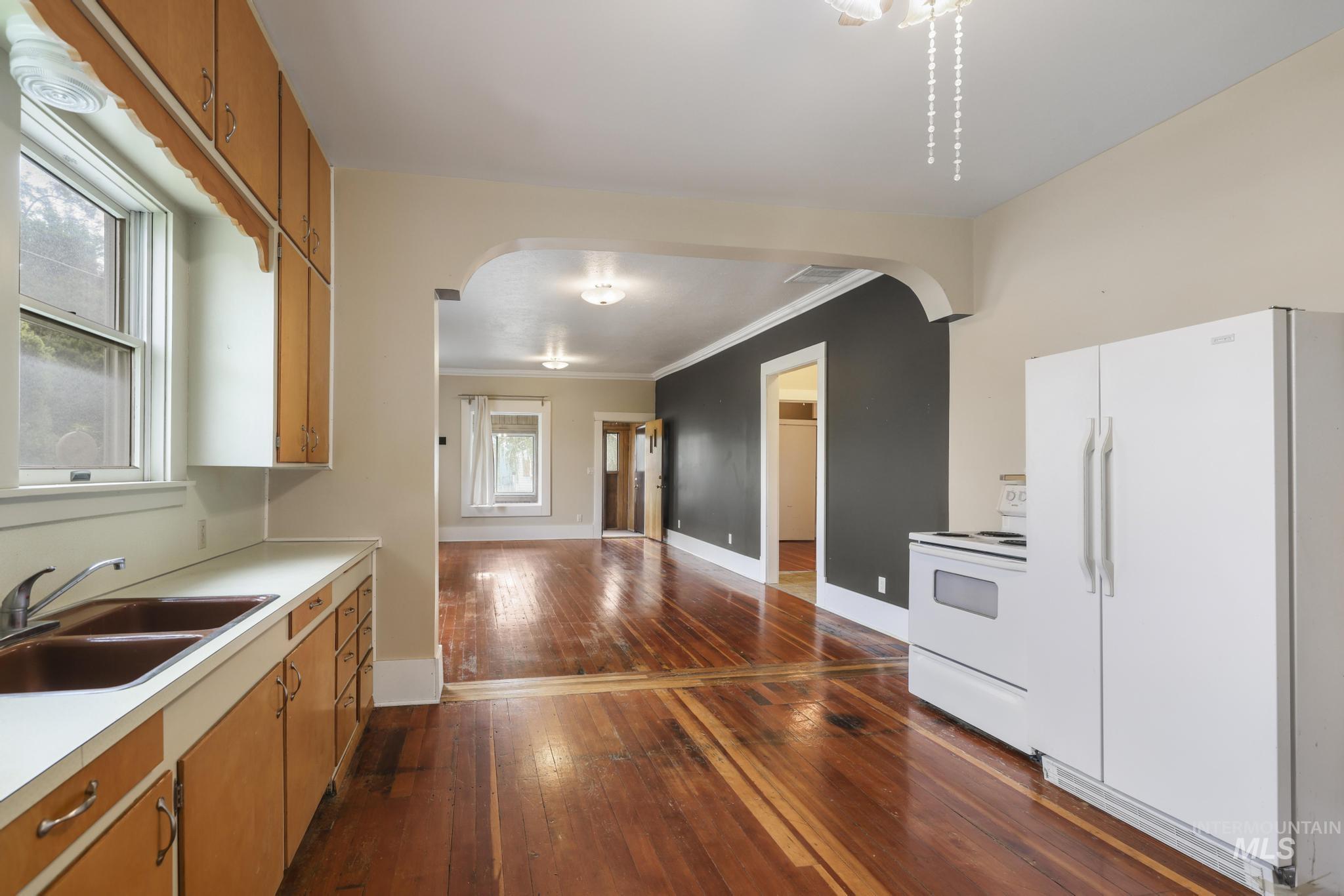 305 Colorado St, Gooding, Idaho 83330-1039, 2 Bedrooms, 1 Bathroom, Residential Income For Sale, Price $329,900,MLS 98988261