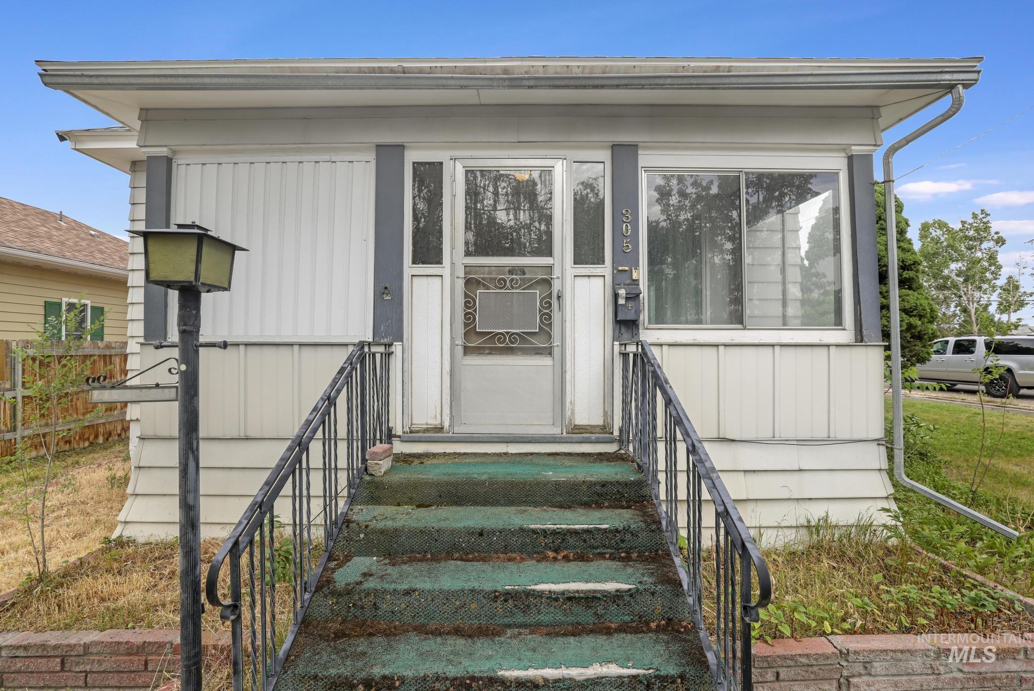 305 Colorado St, Gooding, Idaho 83330-1039, 3 Bedrooms, 2 Bathrooms, Residential For Sale, Price $329,900, 98988263
