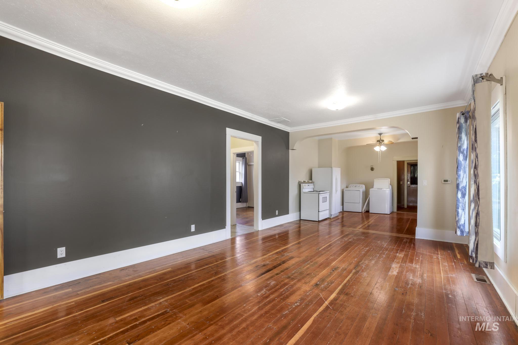 305 Colorado St, Gooding, Idaho 83330-1039, 3 Bedrooms, 2 Bathrooms, Residential For Sale, Price $329,900, 98988263