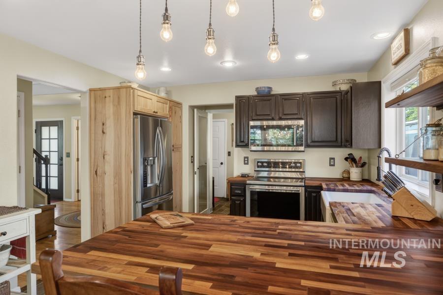 1673 Appaloosa Rd, Moscow, Idaho 83843, 3 Bedrooms, 3 Bathrooms, Residential For Sale, Price $585,000, 98988267