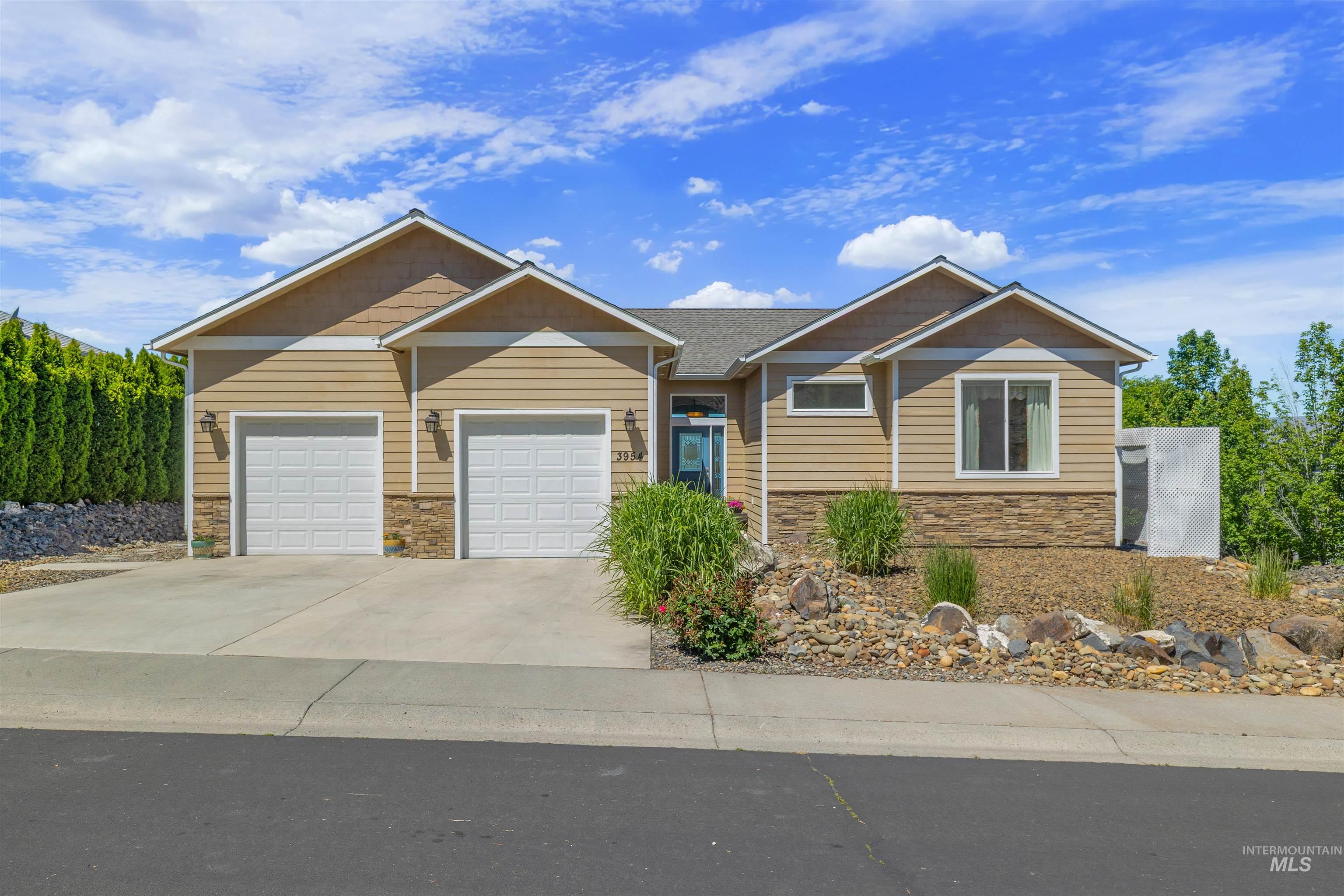 3954 Foothills Dr, Lewiston, Idaho 83501, 3 Bedrooms, 3 Bathrooms, Residential For Sale, Price $635,000, 98988280