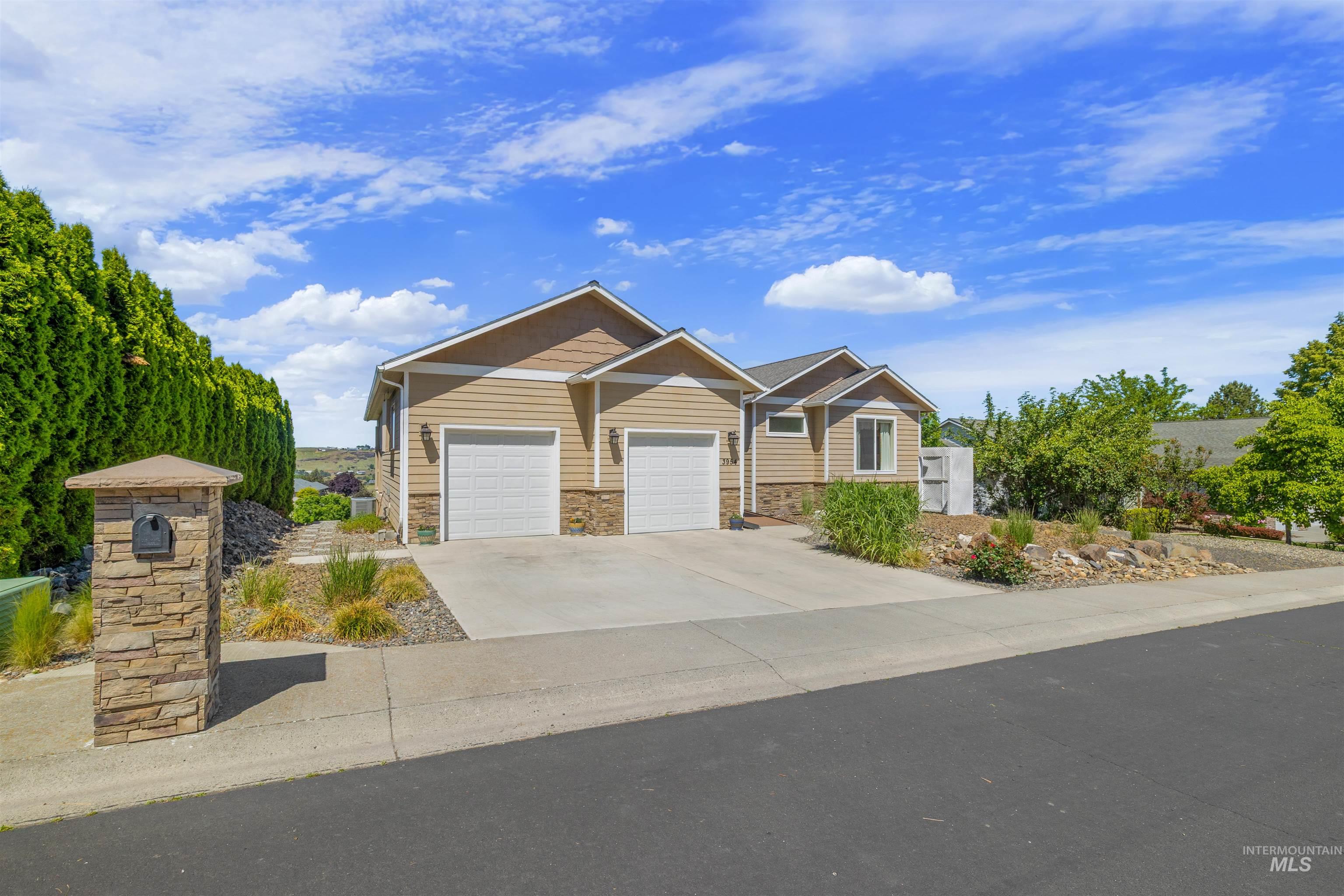 3954 Foothills Dr, Lewiston, Idaho 83501, 3 Bedrooms, 3 Bathrooms, Residential For Sale, Price $635,000, 98988280