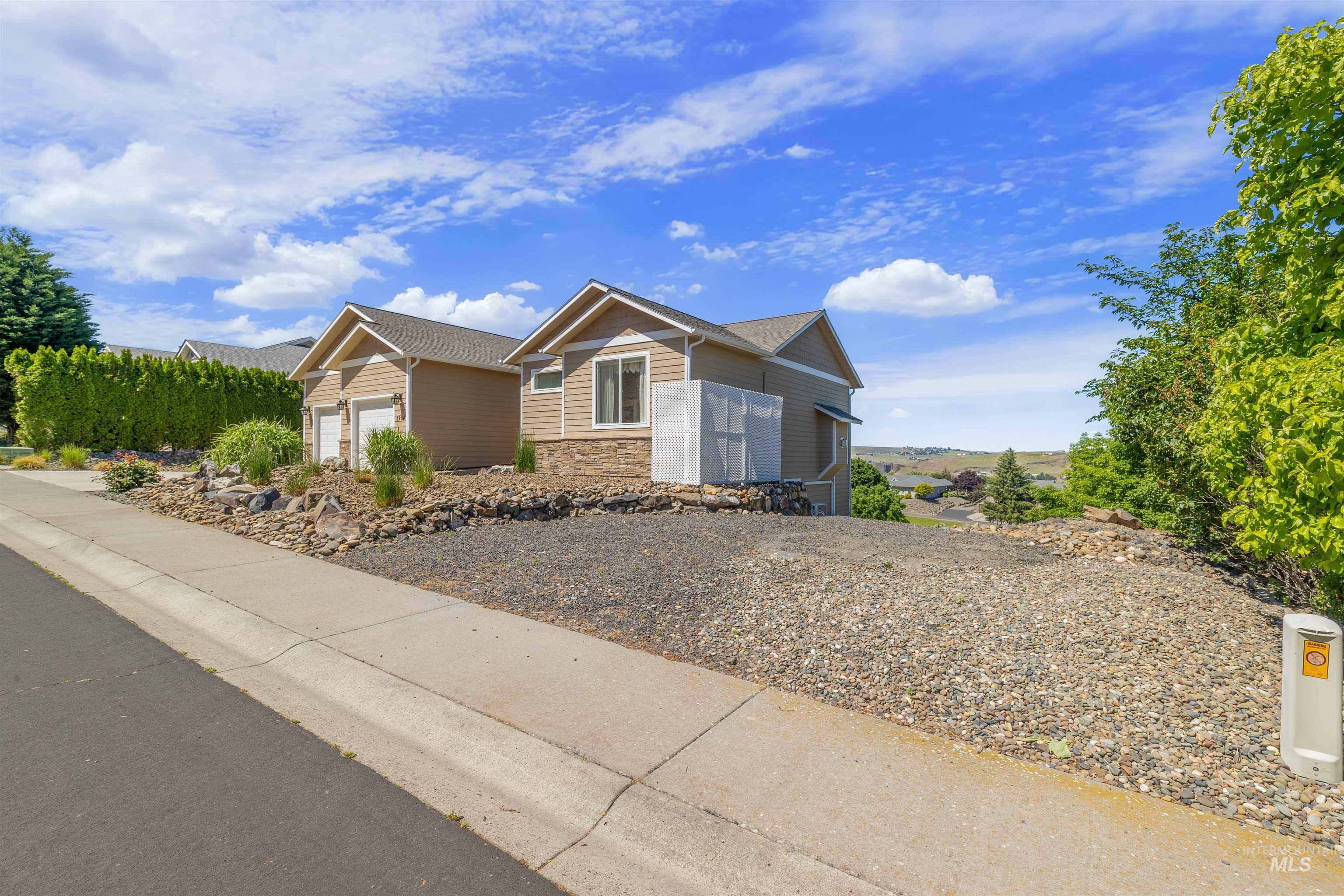3954 Foothills Dr, Lewiston, Idaho 83501, 3 Bedrooms, 3 Bathrooms, Residential For Sale, Price $635,000, 98988280